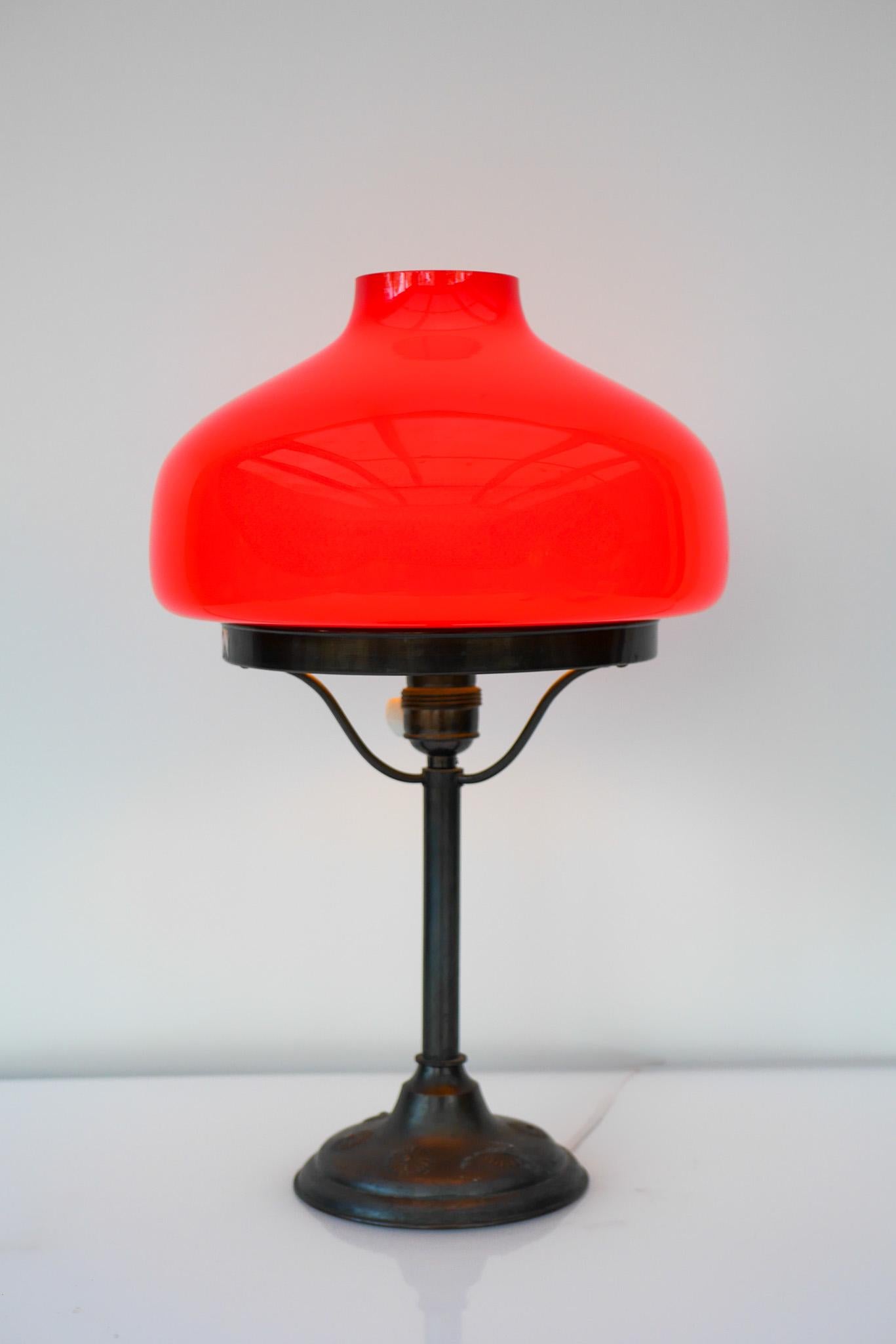 Art Deco Banker's Desk Lamp style with red mushroom glass dome, Sweden 8