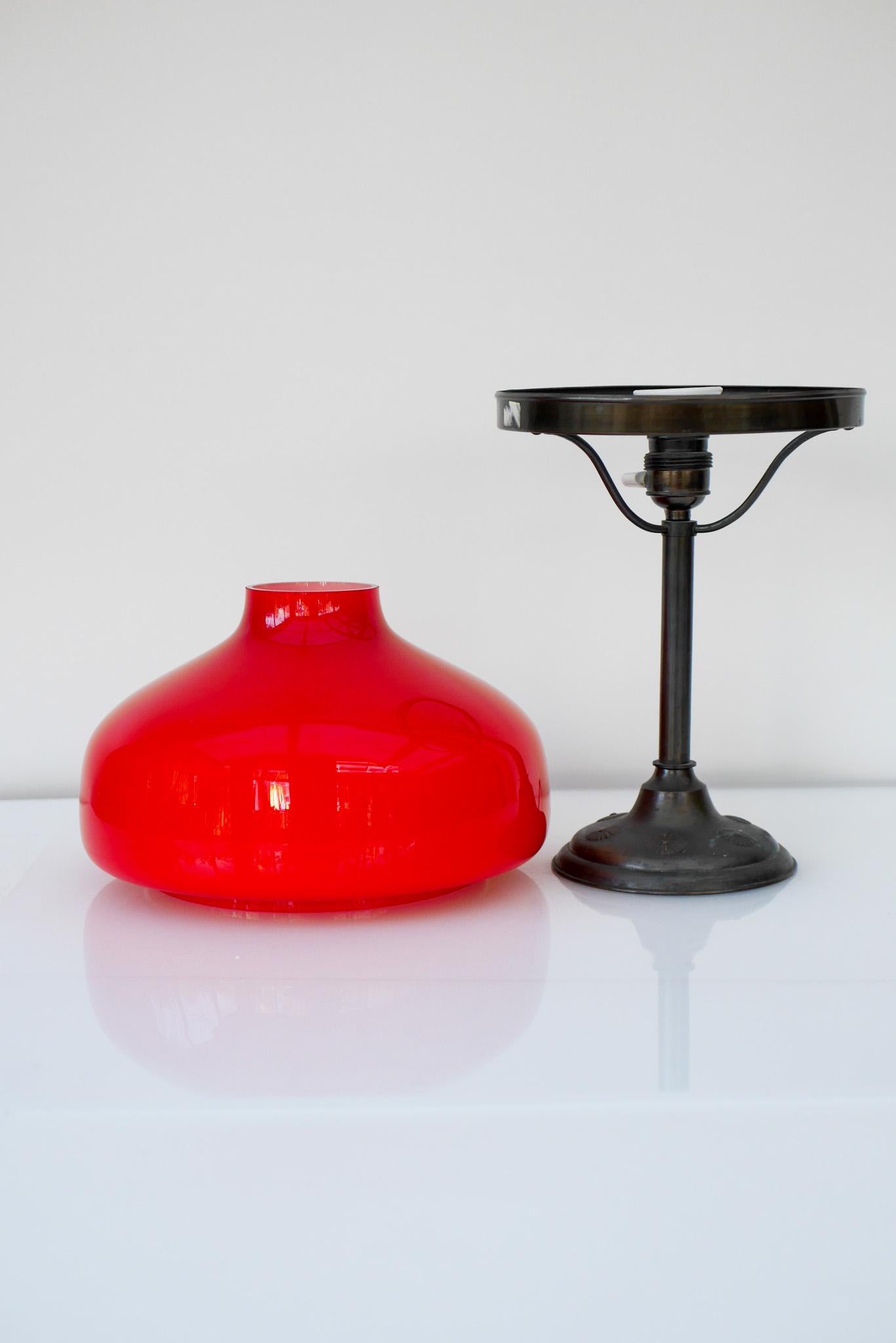 Art Deco Banker's Desk Lamp style with red mushroom glass dome, Sweden In Good Condition In Skarpnäck, SE