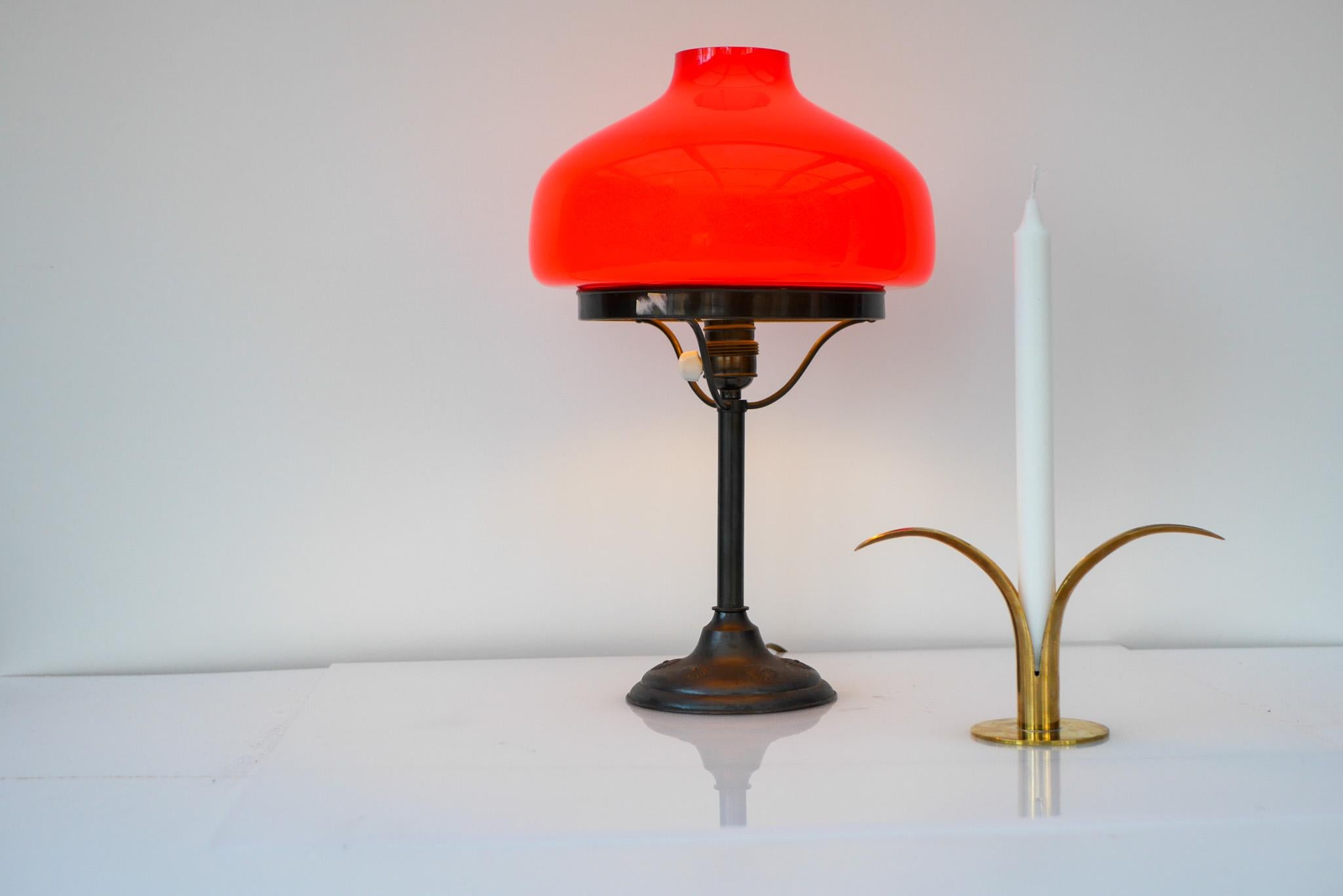 Art Deco Banker's Desk Lamp style with red mushroom glass dome, Sweden 2