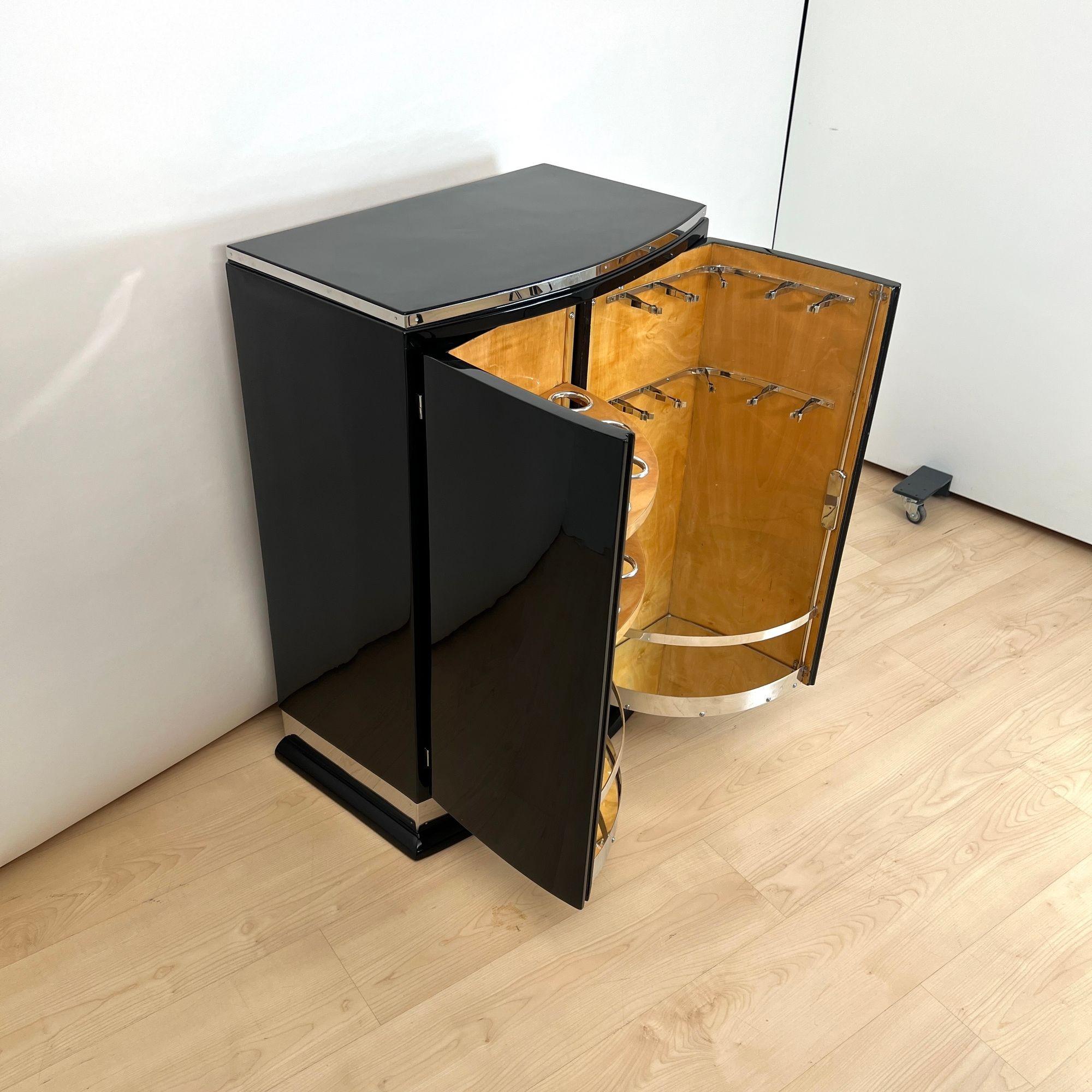 Art Deco Barschrank, schwarzer Lack, Ahorn, Metallverzierungen, Frankreich um 1930 (Art déco) im Angebot