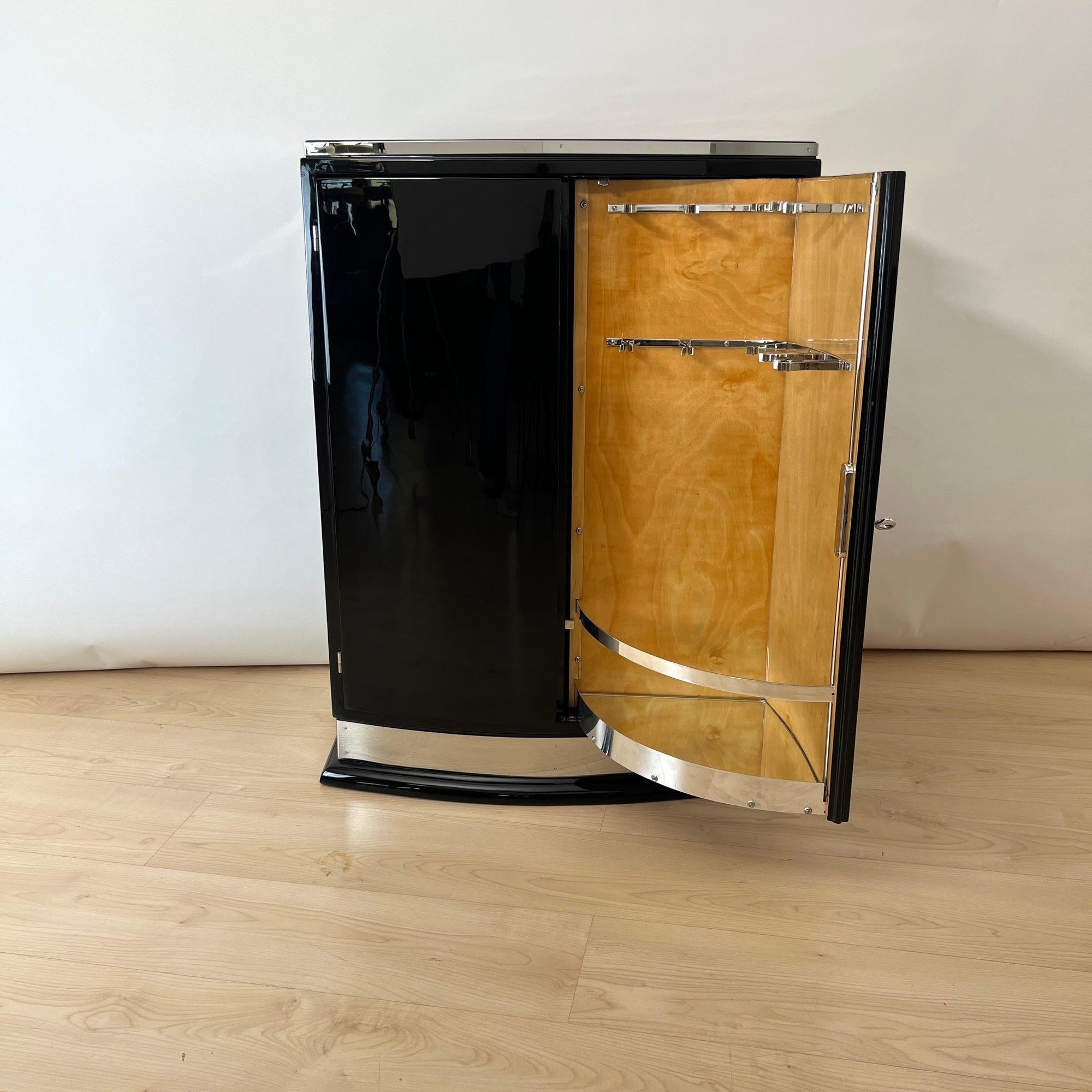 Art Deco Barschrank, schwarzer Lack, Ahorn, Metallverzierungen, Frankreich um 1930 (Französisch) im Angebot