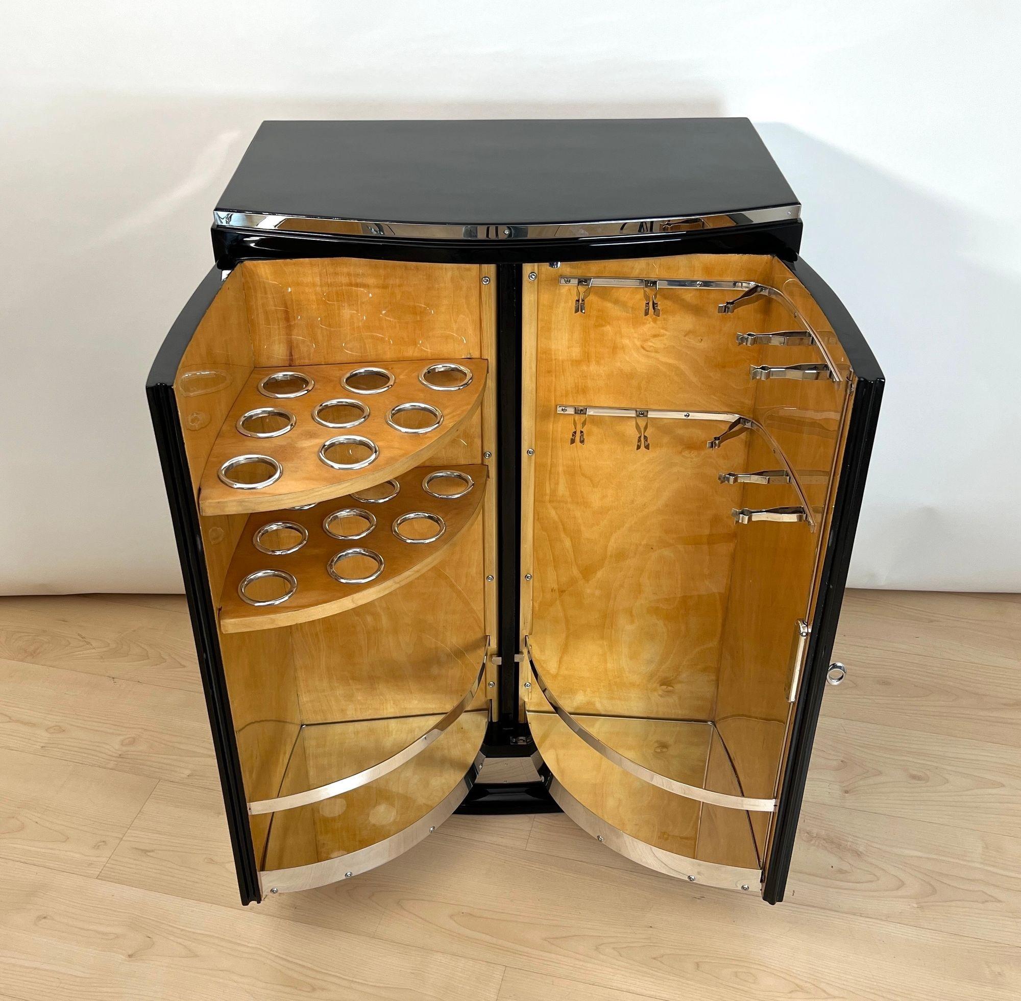 Art Deco Barschrank, schwarzer Lack, Ahorn, Metallverzierungen, Frankreich um 1930 (Lackiert) im Angebot