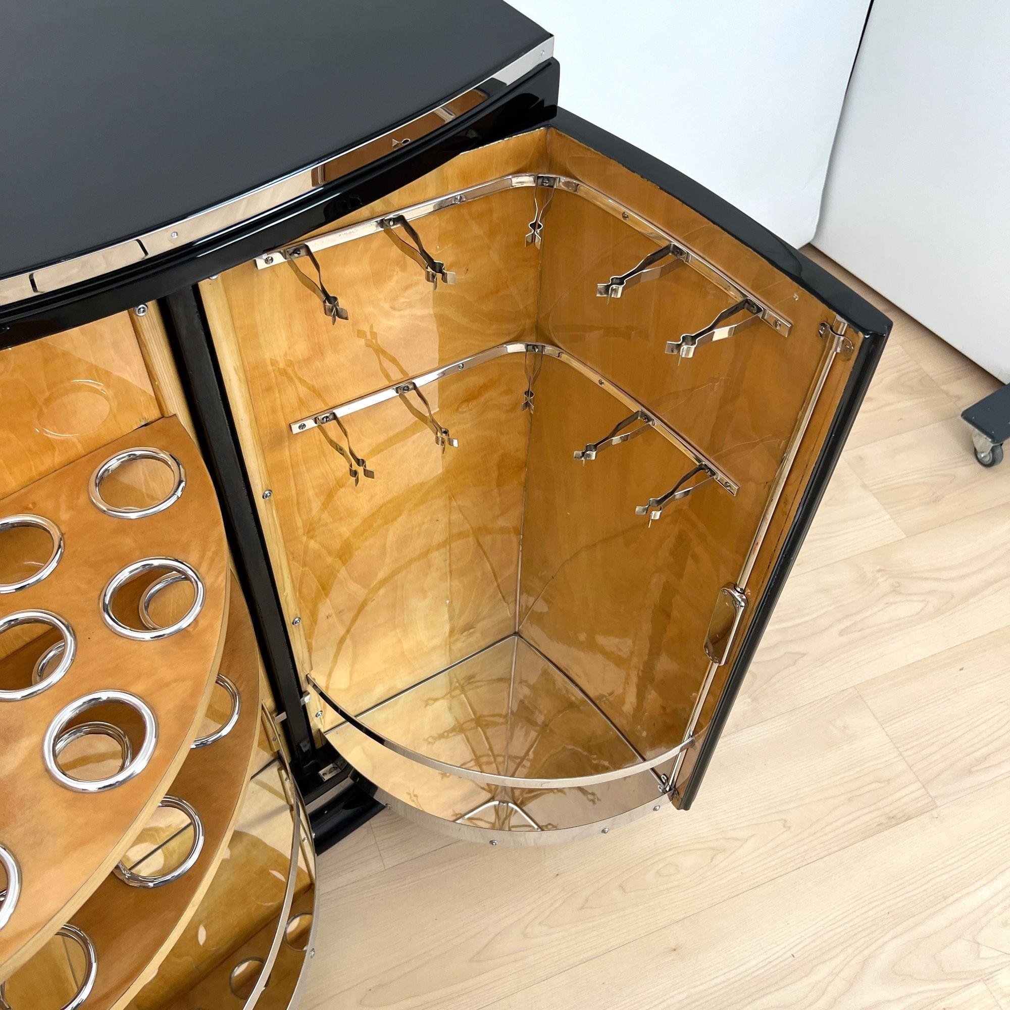 Art Deco Barschrank, schwarzer Lack, Ahorn, Metallverzierungen, Frankreich um 1930 (Mitte des 20. Jahrhunderts) im Angebot