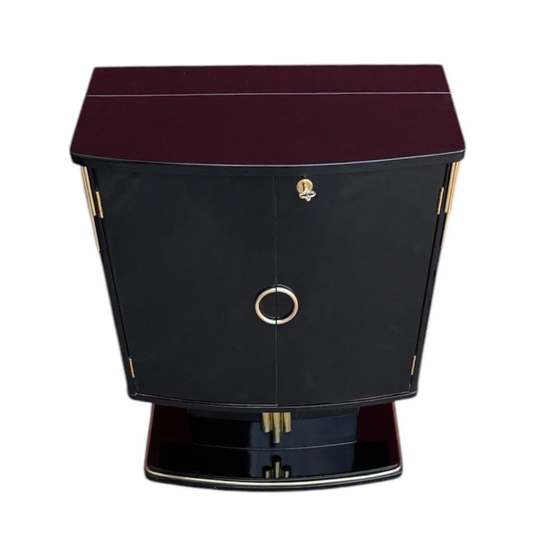 Armadietto Dry Bar in ottone e lacca nera della modernità di metà secolo, anni '50

Questo squisito mobile bar a secco in stile Mid-Century Modern è un vero e proprio pezzo forte, risalente agli anni '50. Caratterizzato da un'elegante finitura