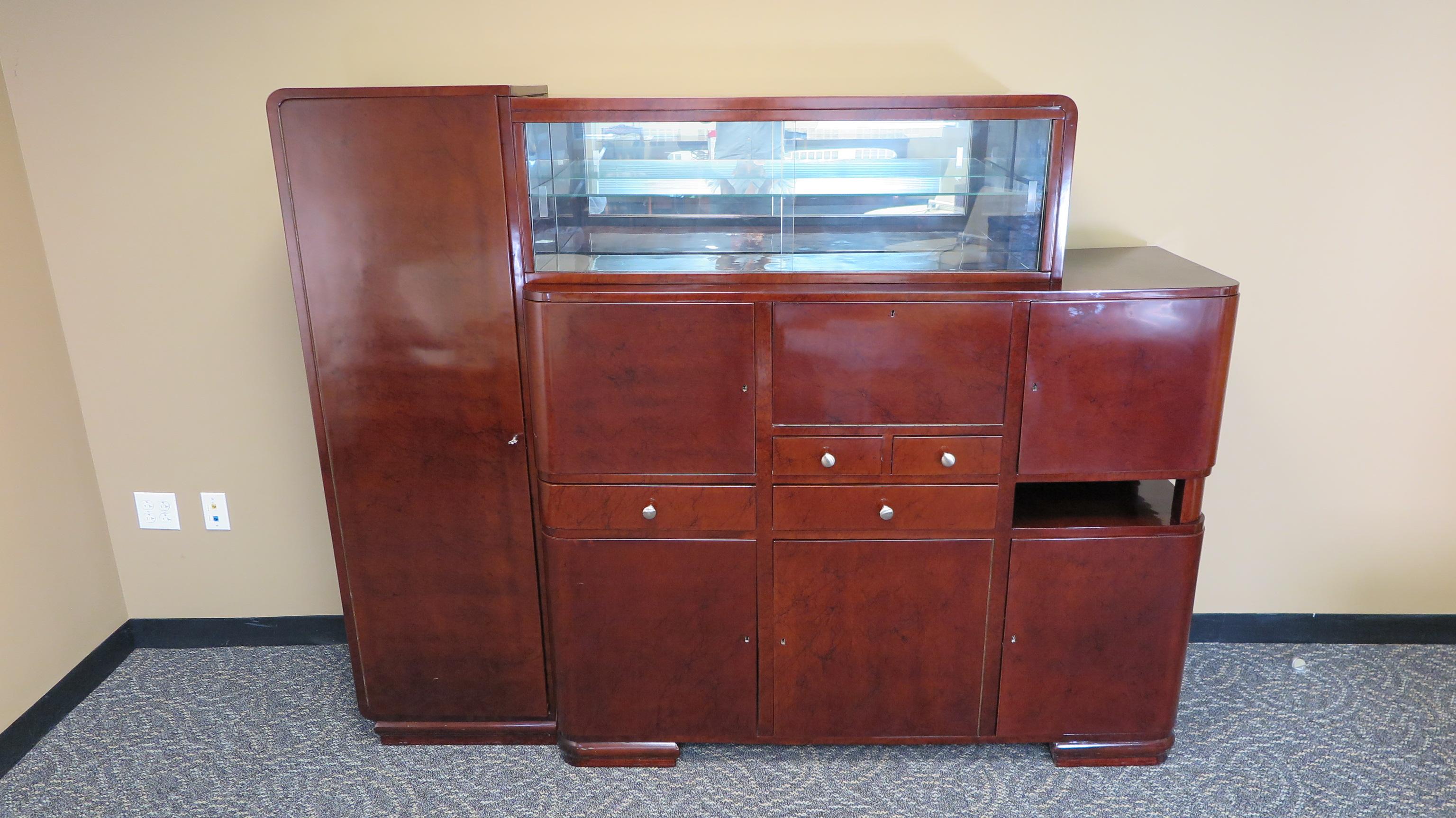 Period art deco sideboard, art deco bar cabinet. An excellent art deco sever having bar compartments, and lots of storage with a glass display case on the top.
Rounded corners in true art deco style. Very good condition.