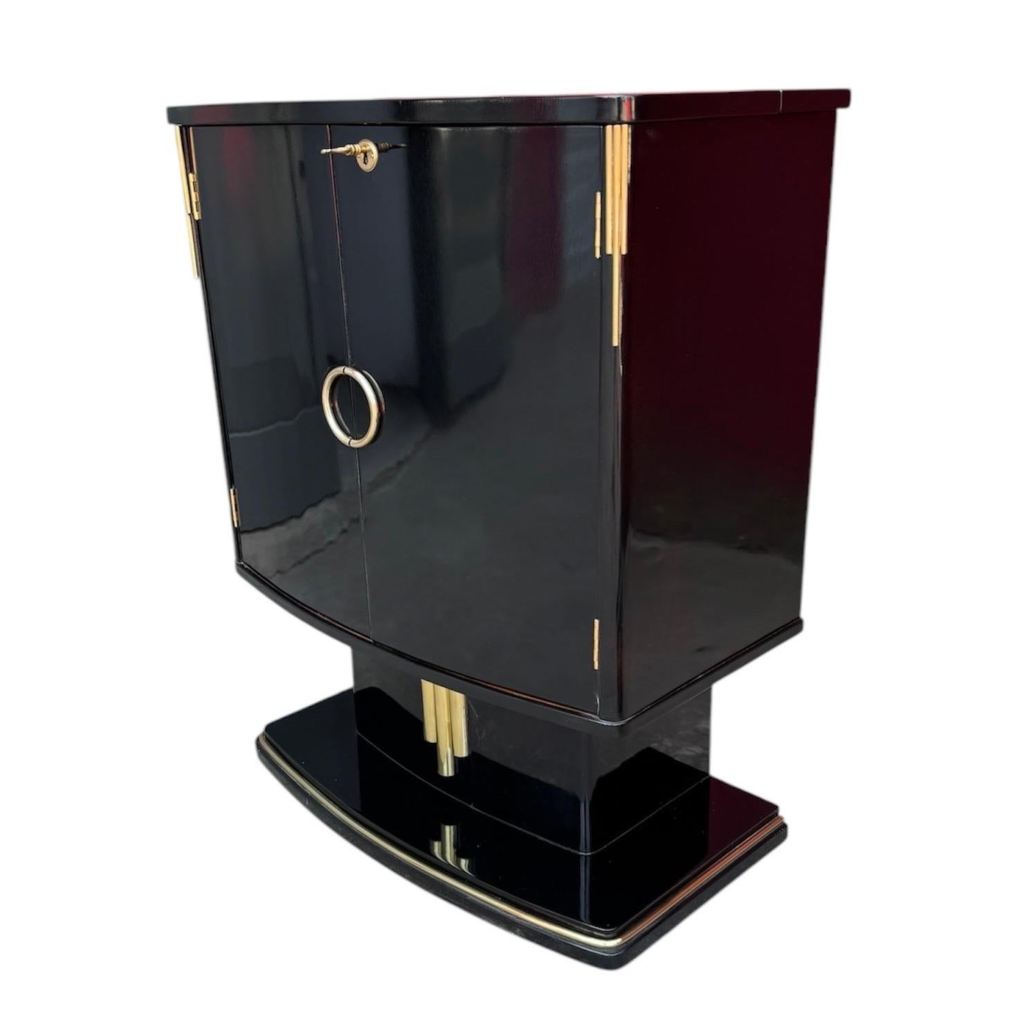 Ottone Armadietto Dry Bar in ottone e lacca nera della modernità di metà secolo, anni '50 in vendita