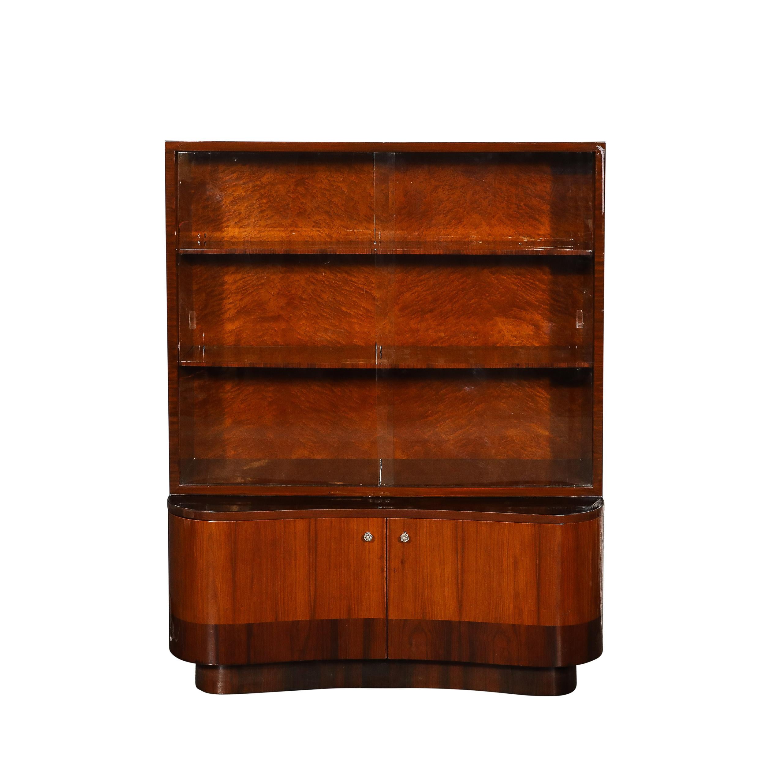 Dieser atemberaubende Art-Déco-Barschrank verkörpert mit seinem kühnen geometrischen Design und den luxuriösen Materialien den Glamour und die Raffinesse der 1940er Jahre. Der in Italien sorgfältig gefertigte Schrank ist aus Nussbaum und Ulme in