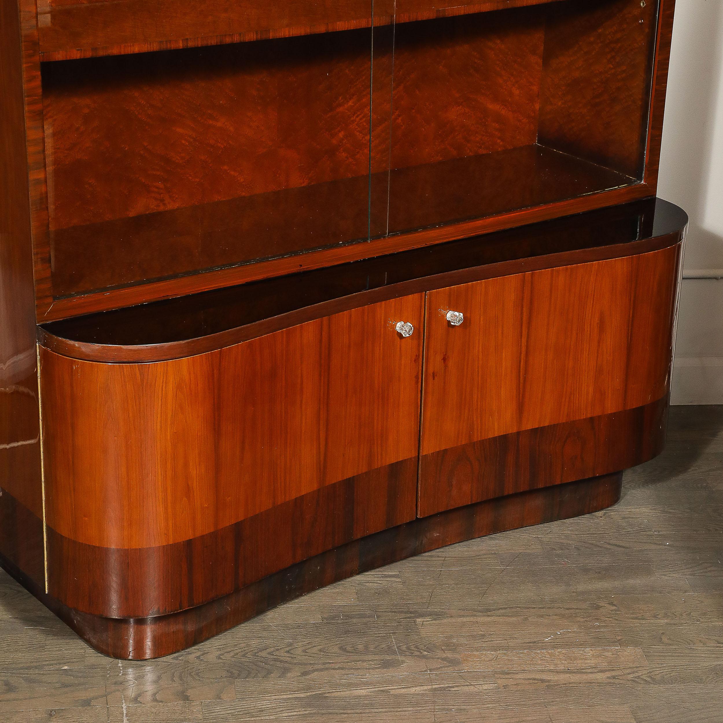 Art Deco Barschrank aus Nussbaum und Ulme mit schwarzen Lackakzenten (Art déco) im Angebot