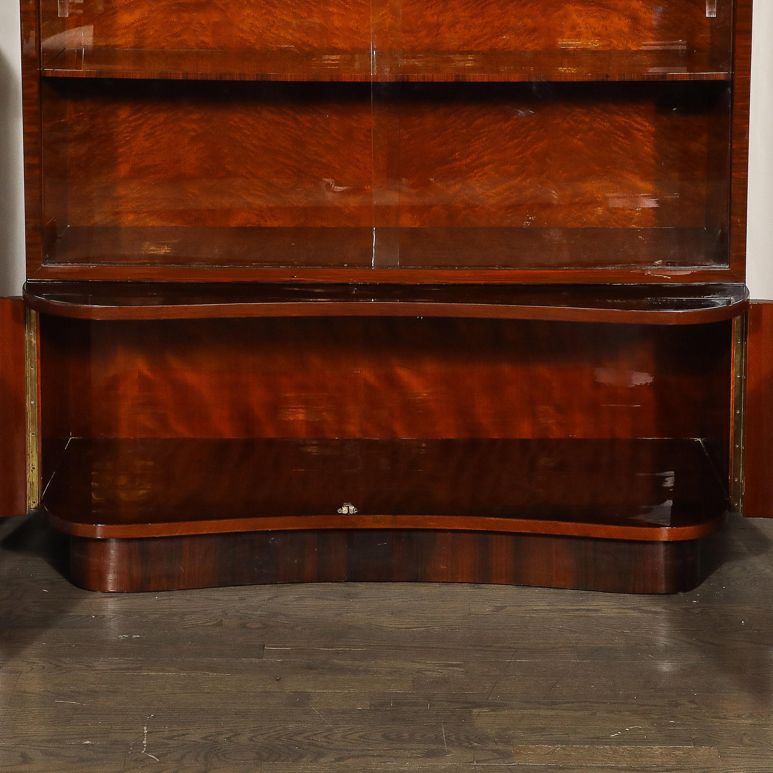 Art Deco Barschrank aus Nussbaum und Ulme mit schwarzen Lackakzenten im Zustand „Hervorragend“ im Angebot in New York, NY