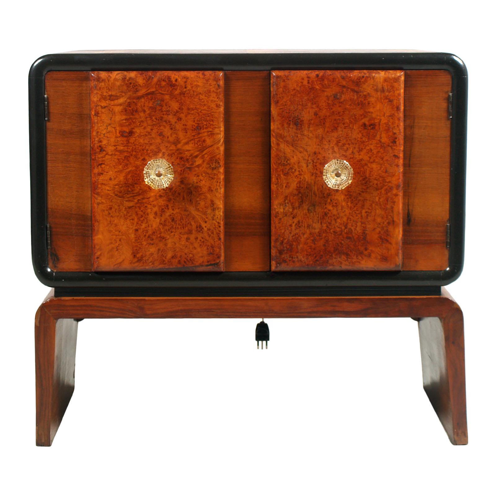 Art Deco bar cabinet in burl walnut, Guglielmo Urlich attributed for Meroni & Fossati , Lissone-Milano . All original cabinet restored, with functioning internal lighting. The internal mirror, has parts of small mirrors oxidized, that we thought not