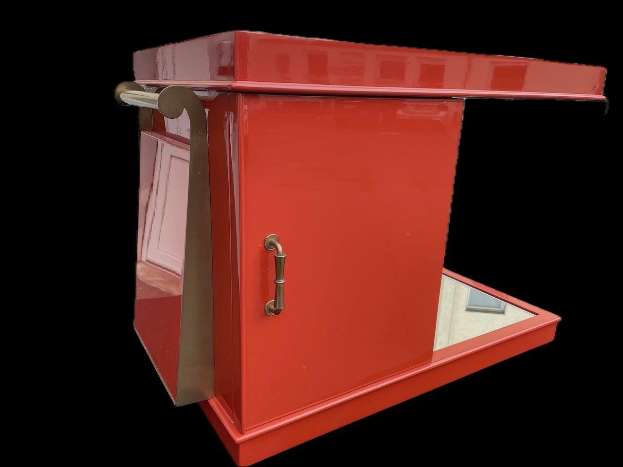 Elegant chariot de bar Art Déco, meuble de bar dans le style d'Alfred Porteneuve. France années 1930.
Peinture professionnelle de haute qualité en rouge corail.
Un design magnifique.
Les ferrures incurvées en laiton sont particulièrement