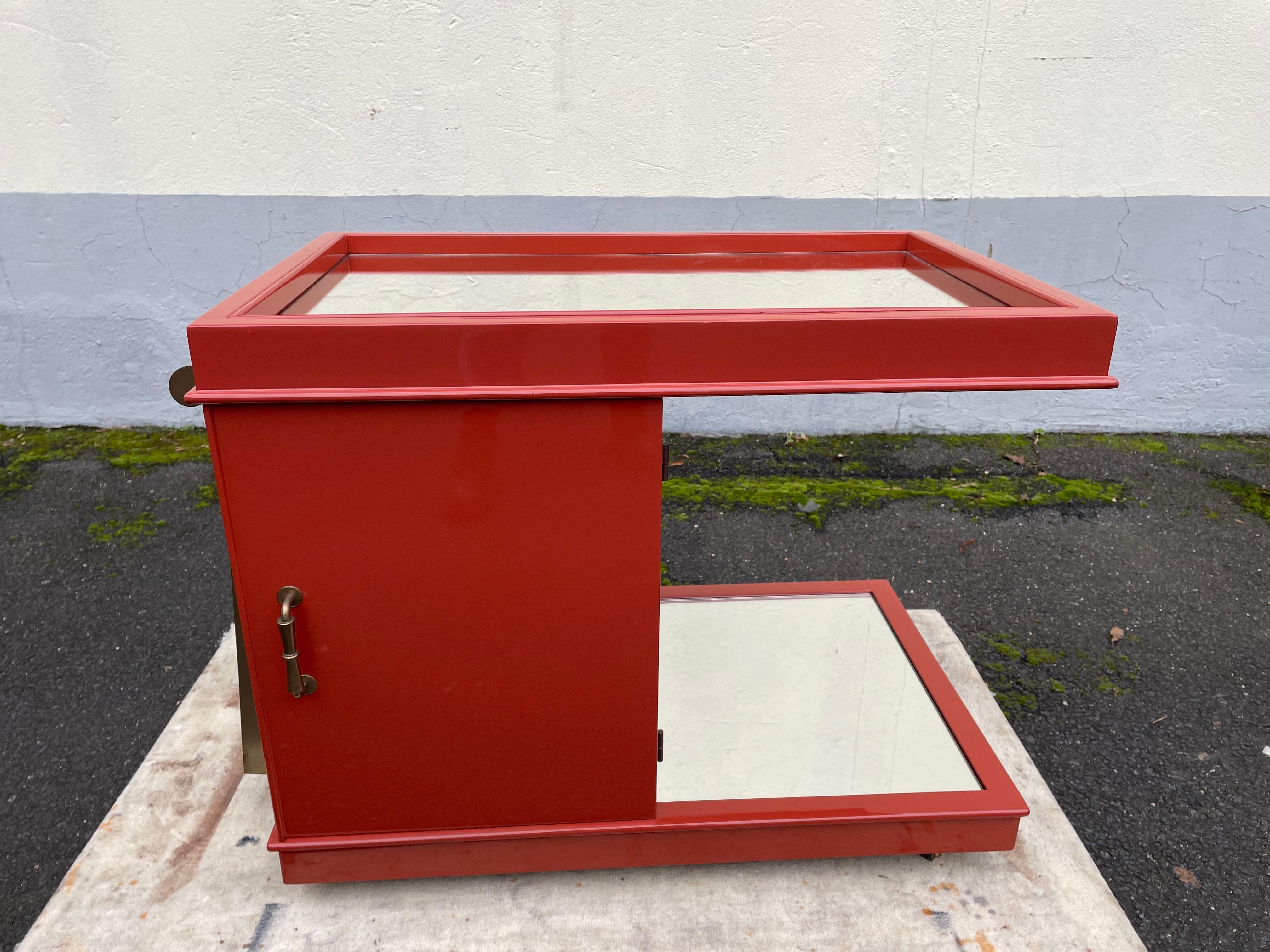 Français Meuble bar Art Déco en rouge corail dans le style de A.Porteneuve. France années 1930. en vente