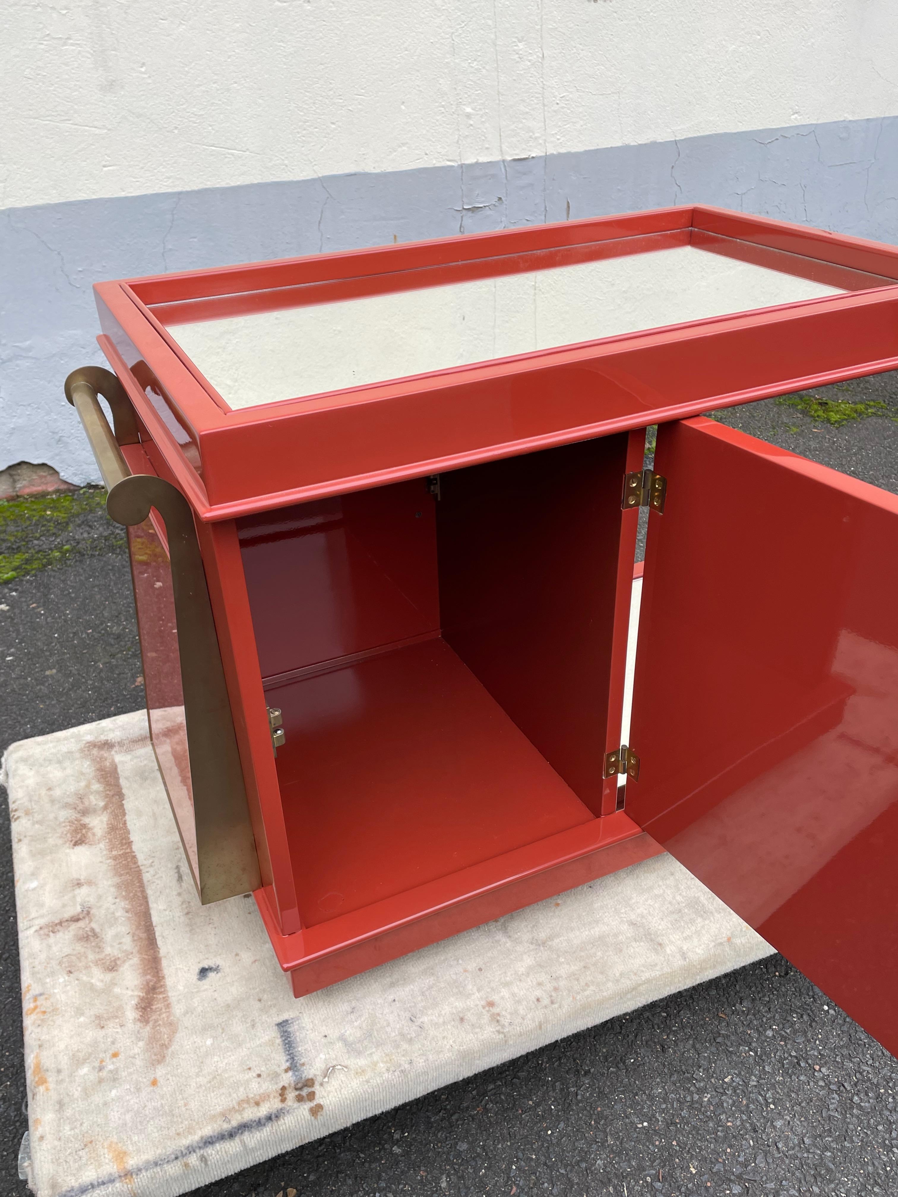 Milieu du XXe siècle Meuble bar Art Déco en rouge corail dans le style de A.Porteneuve. France années 1930. en vente
