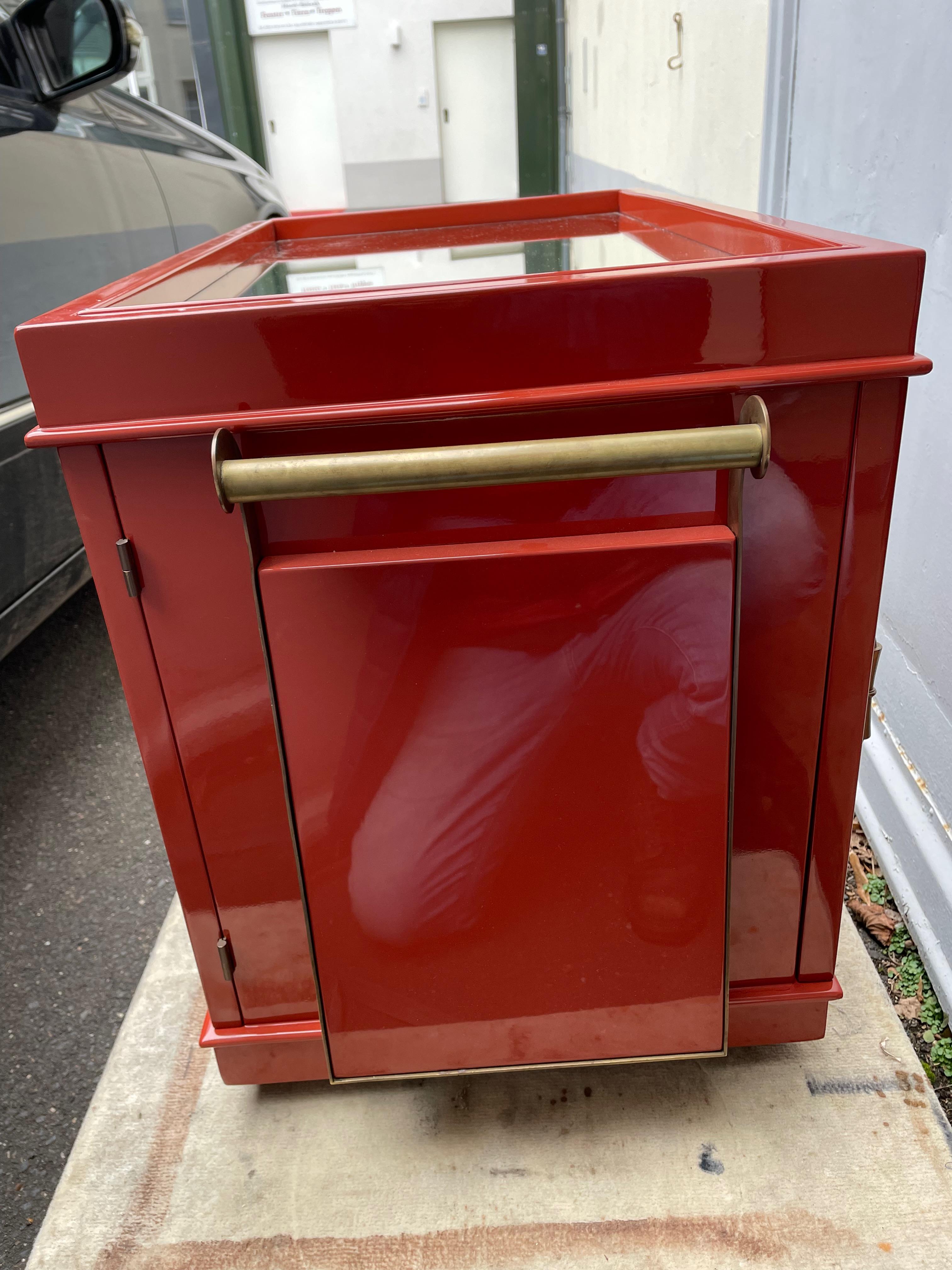 Laiton Meuble bar Art Déco en rouge corail dans le style de A.Porteneuve. France années 1930. en vente