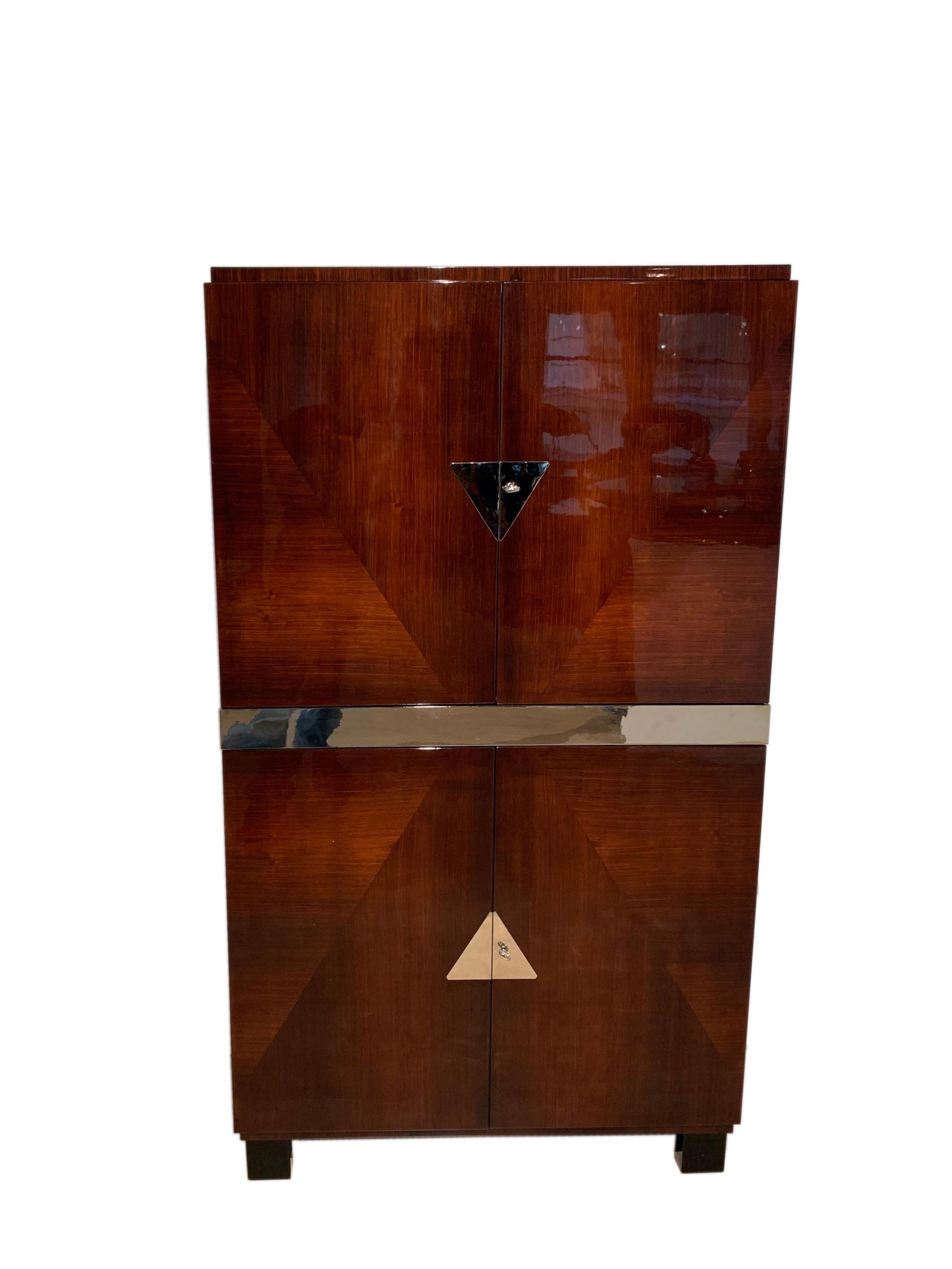 Art Deco bar cabinet, rosewood veneer and nickel, France circa 1940

Wonderful French Art Deco bar cabinet / dry bar in palisander / rosewood veneer and nickel parts from France around 1940.

Rosewood veneered and high-gloss lacquered on the