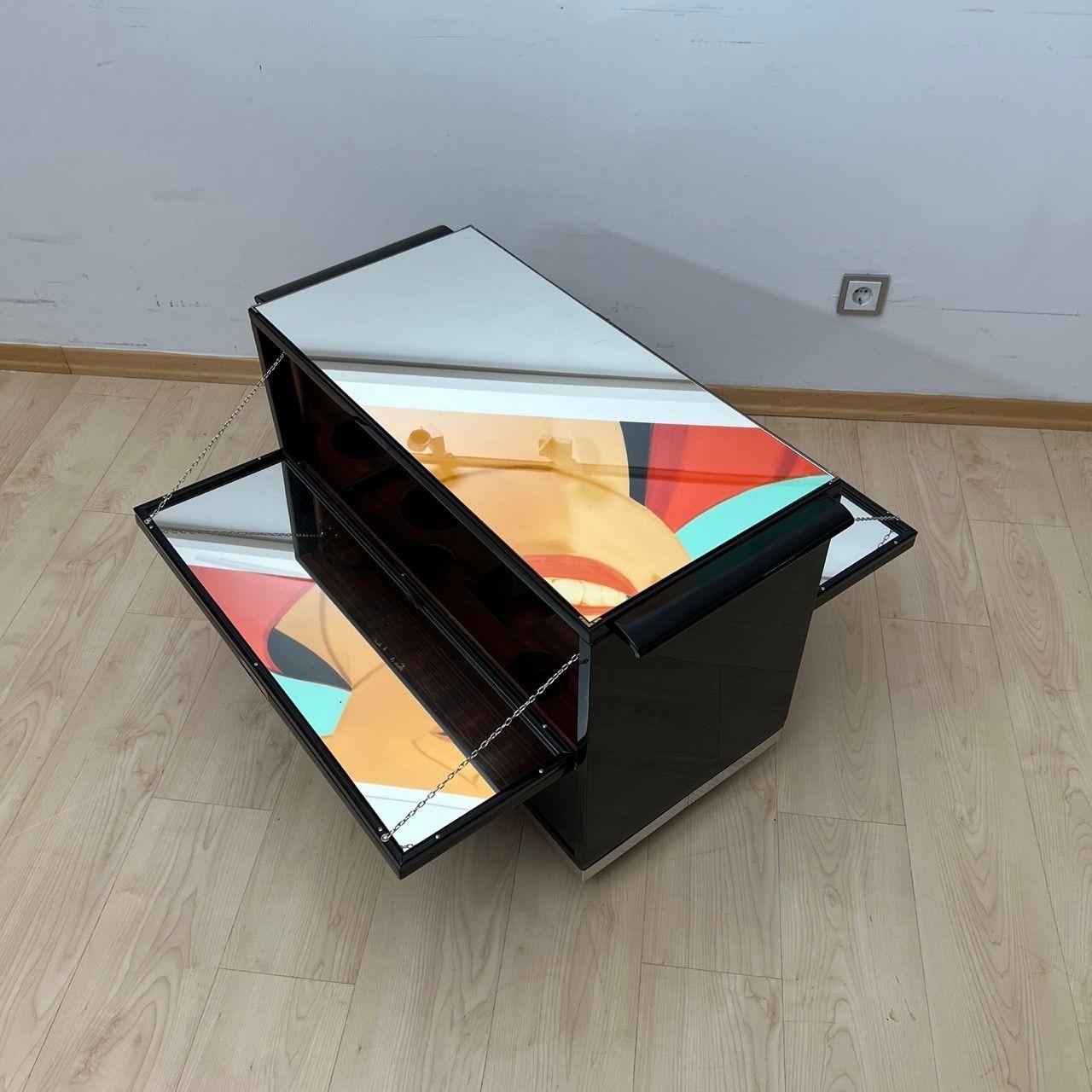 Mobile, restored original Art Deco Bar Cart / Bar Trolley in black piano lacquer, mahogany, chrome and with several mirrors, from France, circa 1930.
Exterior lacquered inn black and polished to a high gloss. Chrome-plated metal parts and polished