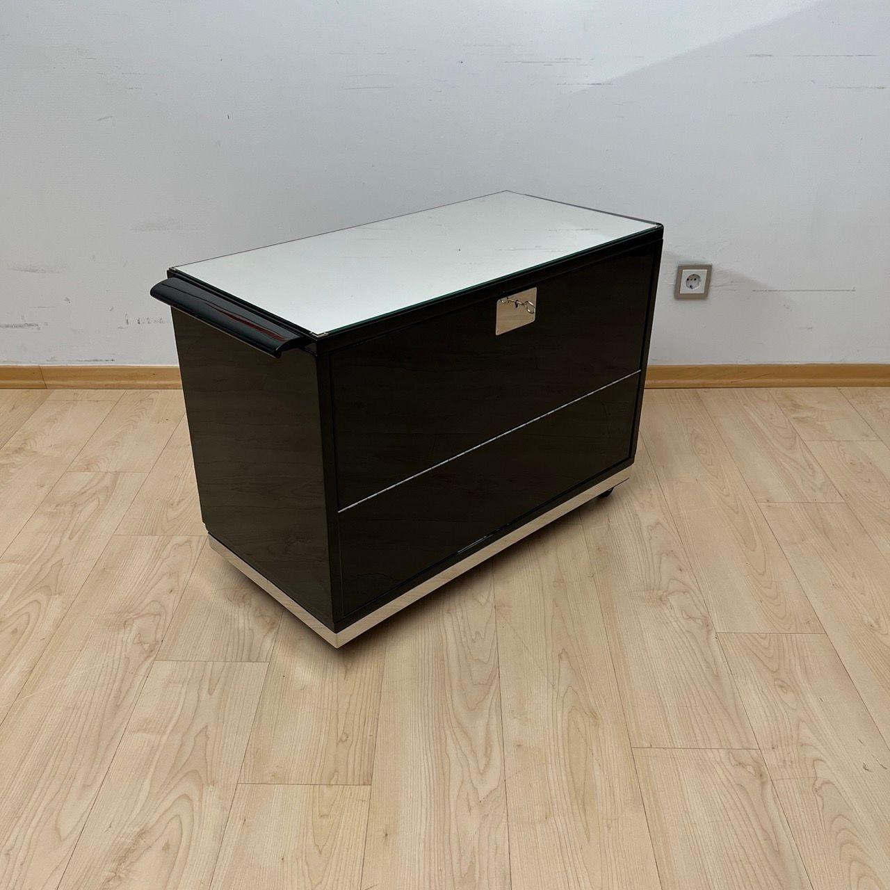 Lacquered Art Deco Bar Cart, Black Lacquer, Mahogany, Mirrors, Chrome, France circa 1930 For Sale