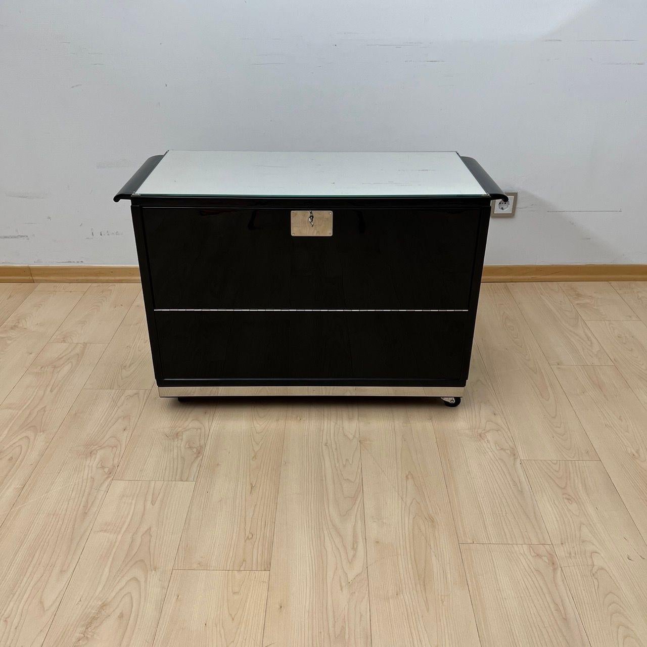 Art Deco Bar Cart, Black Lacquer, Mahogany, Mirrors, Chrome, France circa 1930 In Excellent Condition For Sale In Regensburg, DE
