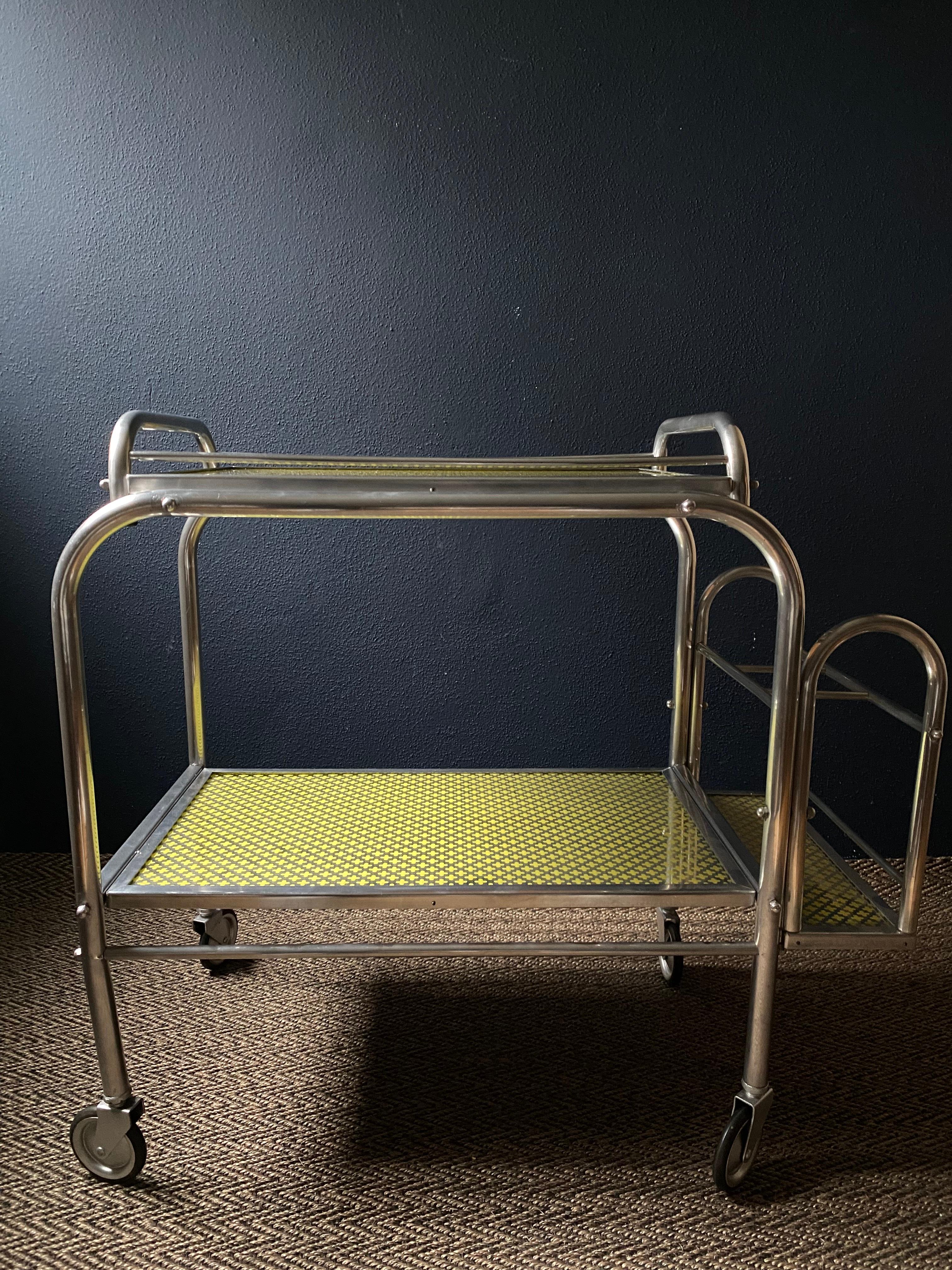 Nous adorons les chariots de bar et les chariots de service ! Voir notre boutique pour une grande variété ! 

Ce chariot de bar Art déco à cadre en aluminium provient de France dans les années 1940 et est attribué à Jacques Adnet.

Toutes les