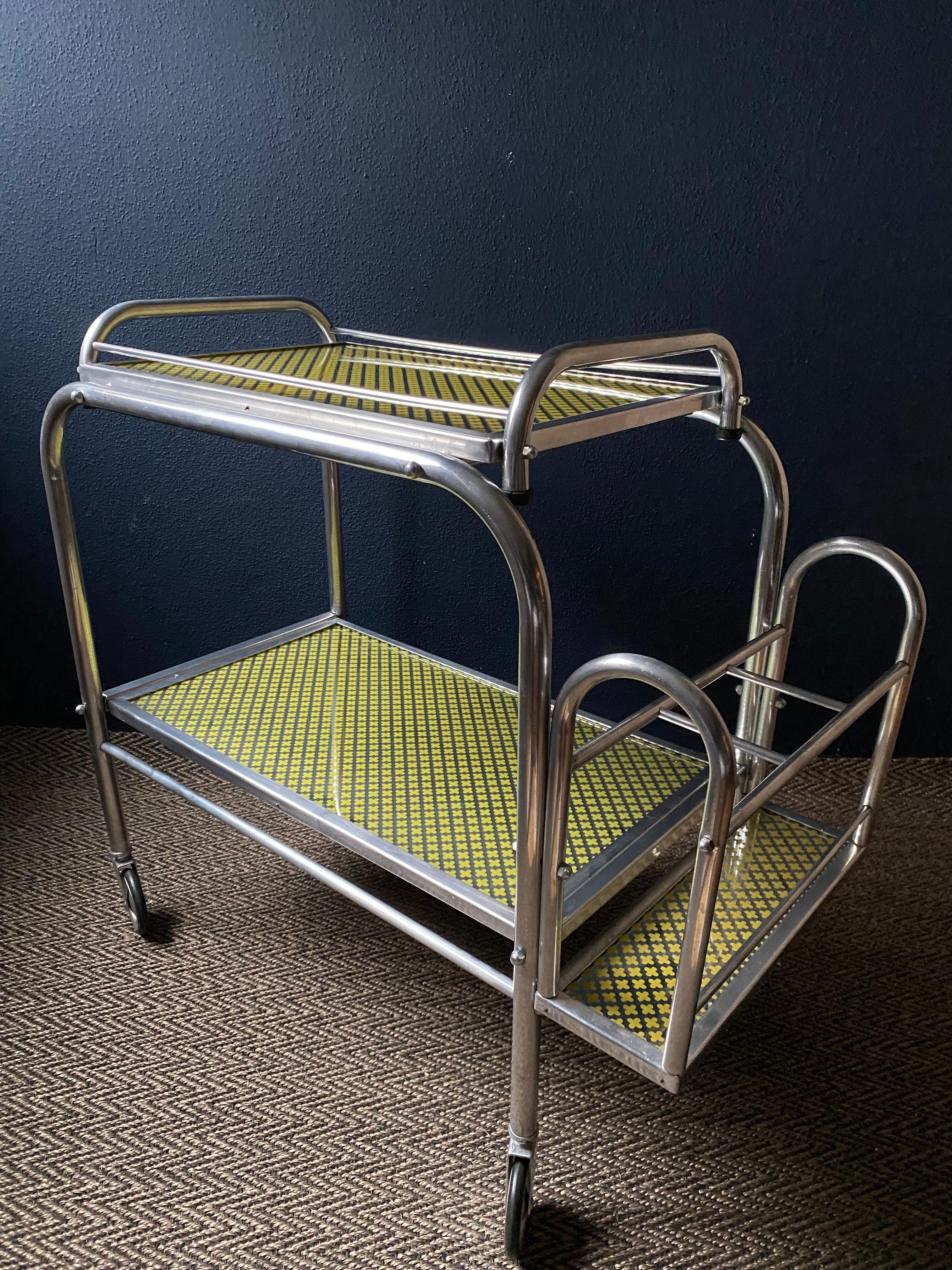 Français Chariot de bar / chariot de bar Art déco, Bauhaus, France, attribué à Jacques Adnet, années 1940 en vente