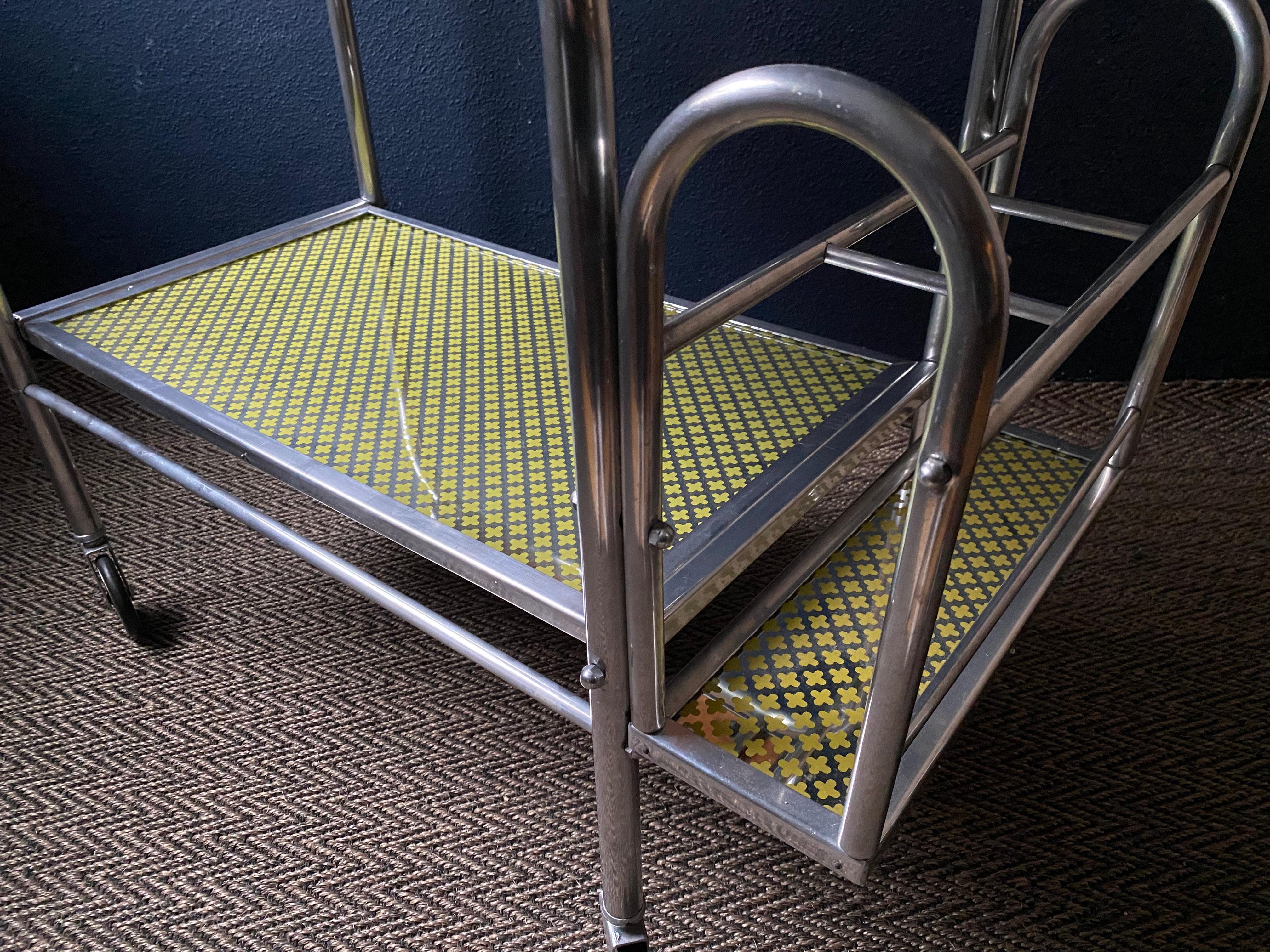 Aluminium Chariot de bar / chariot de bar Art déco, Bauhaus, France, attribué à Jacques Adnet, années 1940 en vente