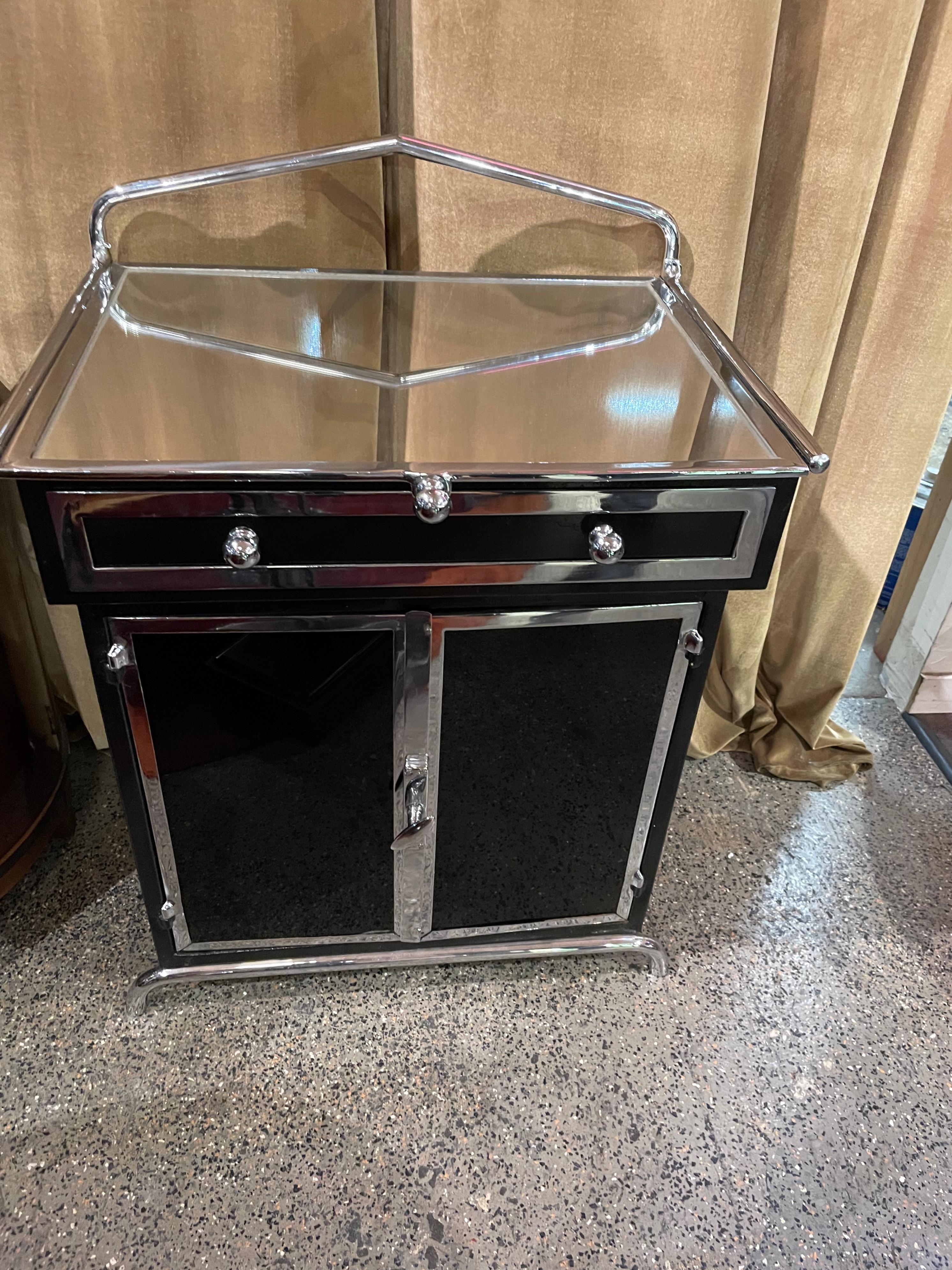 Argentine Art Deco Bar or Display Cabinet in Black Glass and Chrome