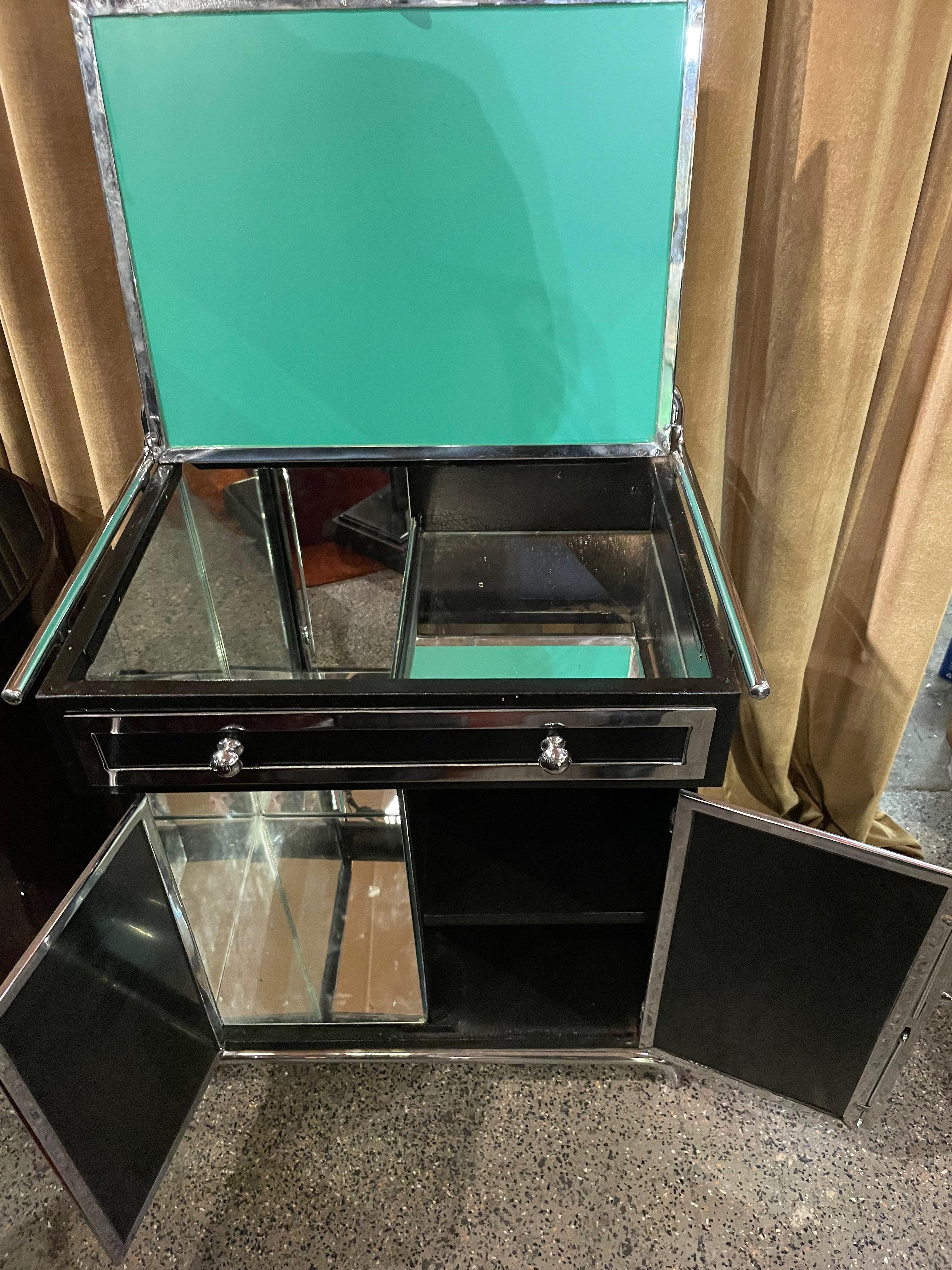 Mid-20th Century Art Deco Bar or Display Cabinet in Black Glass and Chrome