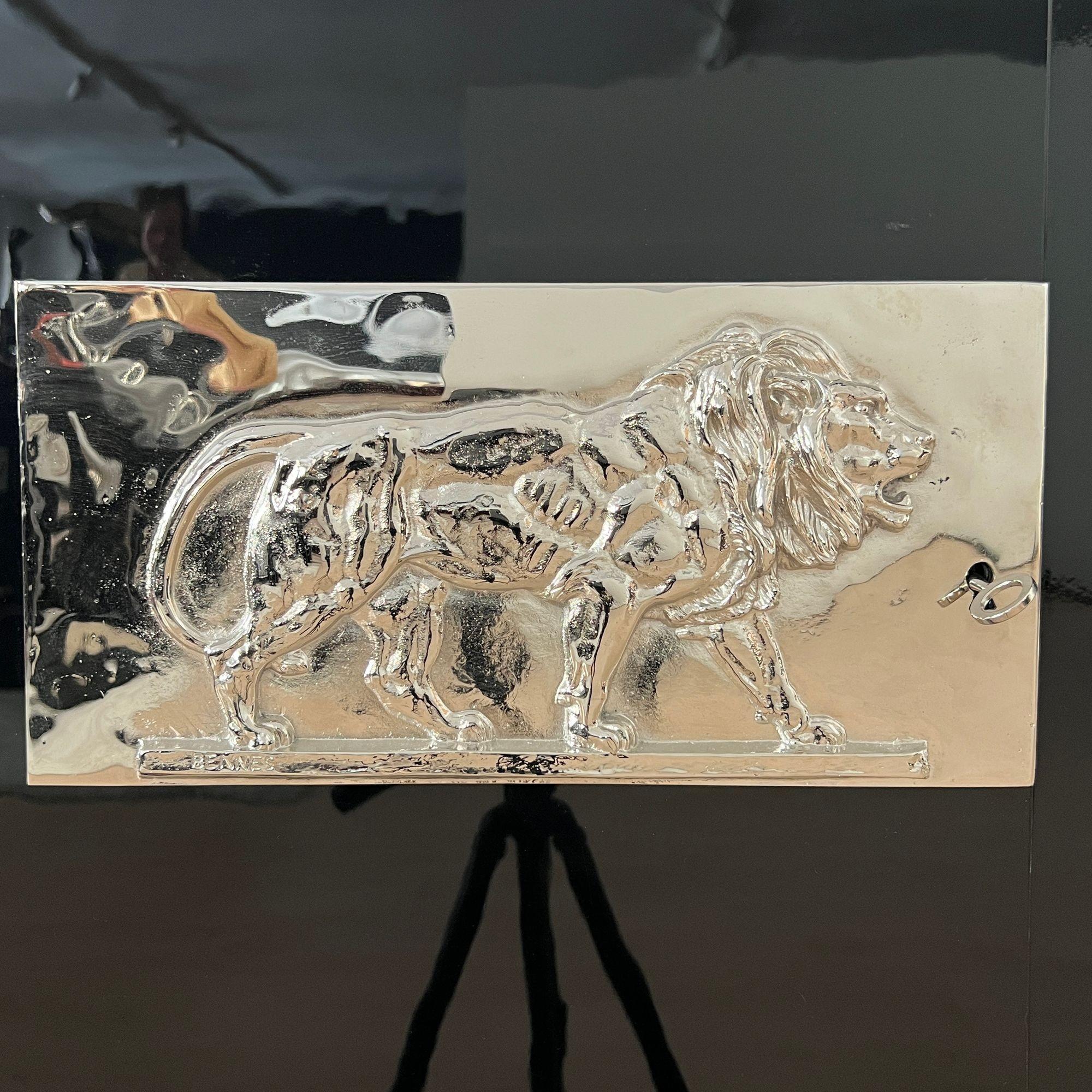 Aparador Art Decó, lacado negro, apliques de leones cromados, Francia circa 1930 en venta 3