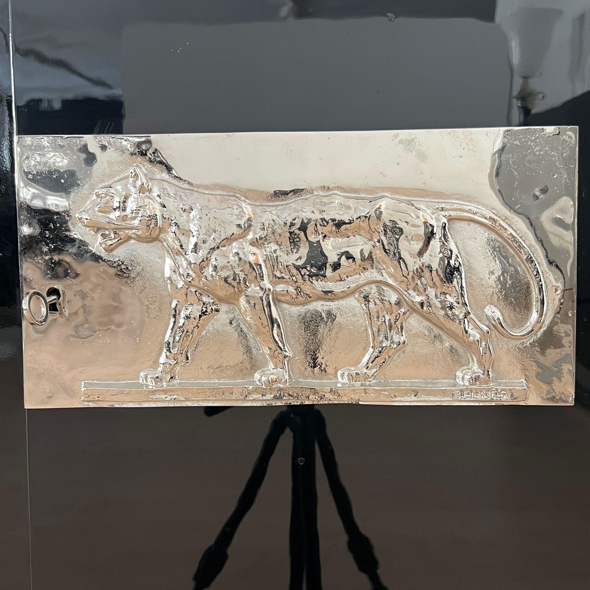 Aparador Art Decó, lacado negro, apliques de leones cromados, Francia circa 1930 en venta 4