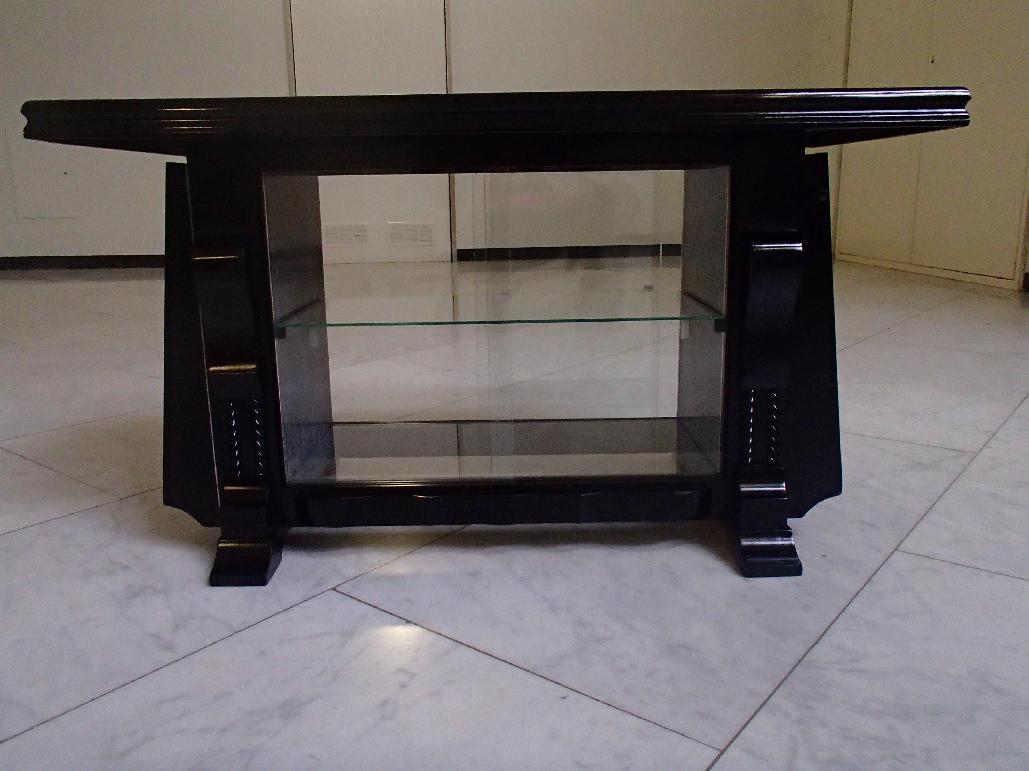 Table de bar Art Déco avec vitrine en chêne cérusé/chaulé noir avec 2 portes latérales avec 2 compartiments à bouteilles, fond en verre et tablette entièrement restaurée à la gomme-laque noire.