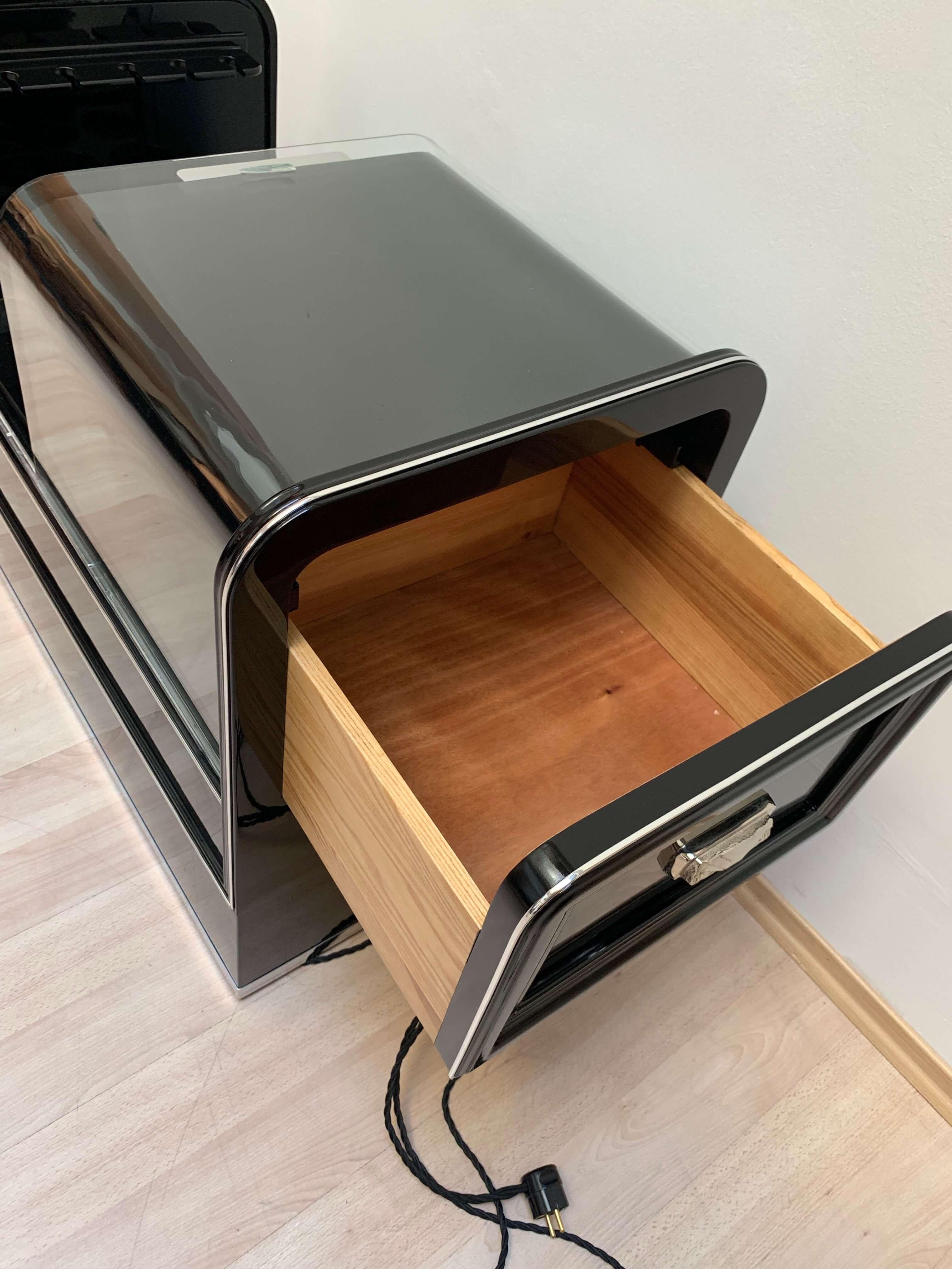 Mobile Art Deco Bar Trolley, Black Lacquer and Chrome, England, circa 1930 2