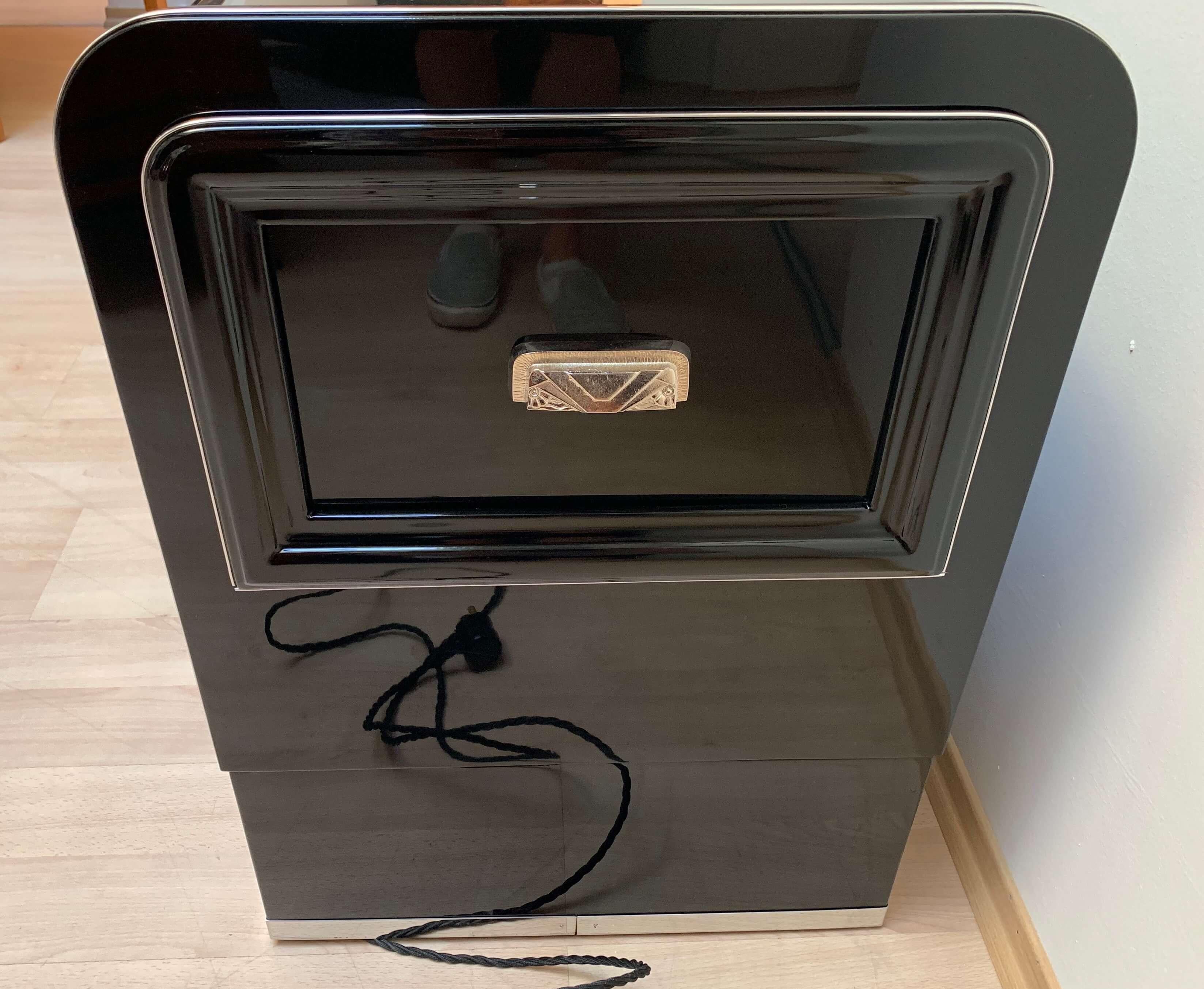 Mobile Art Deco Bar Trolley, Black Lacquer and Chrome, England, circa 1930 1