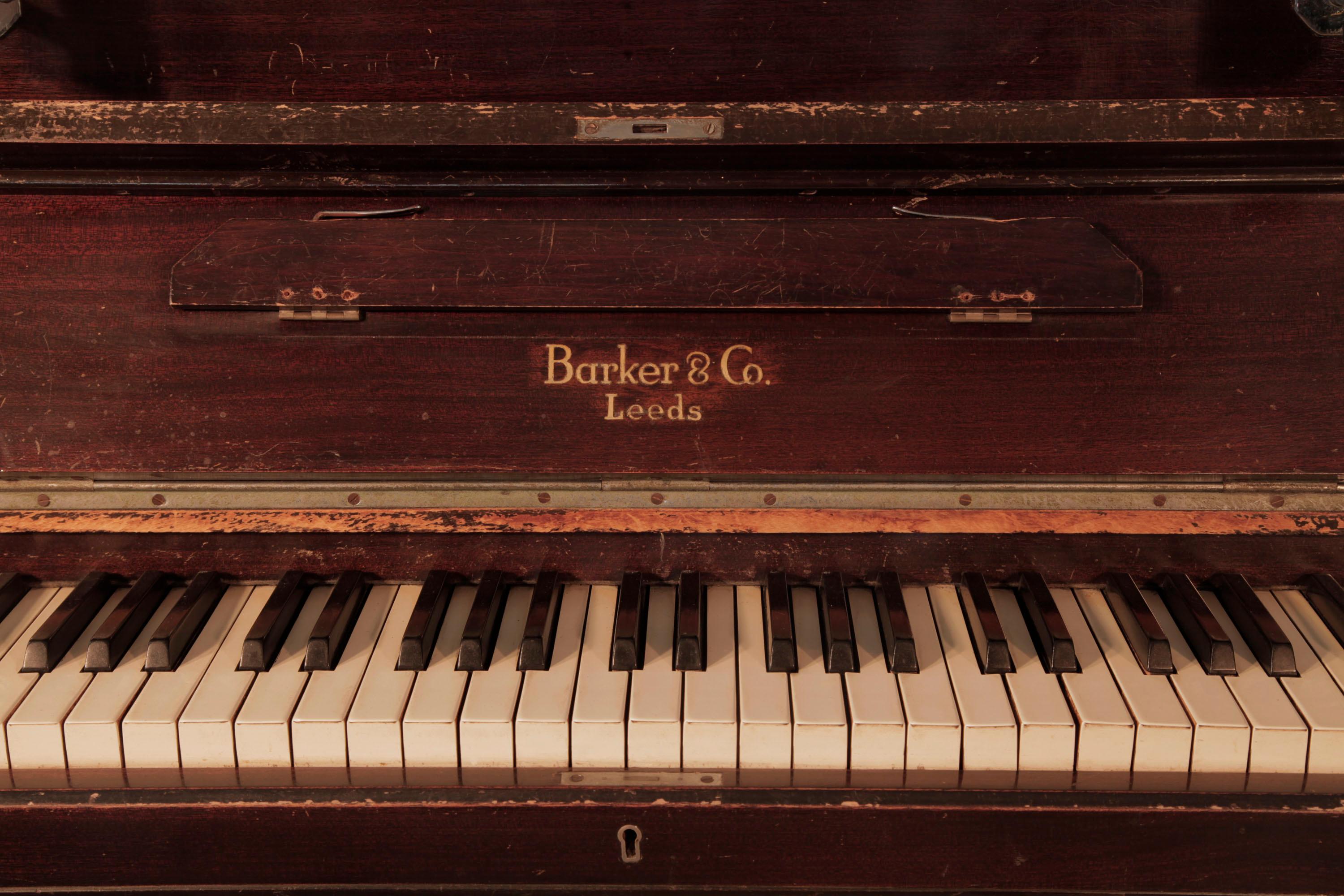 Chrome Piano droit Art Déco Barker Étui géométrique en acajou chromé Style Boîtier en vente