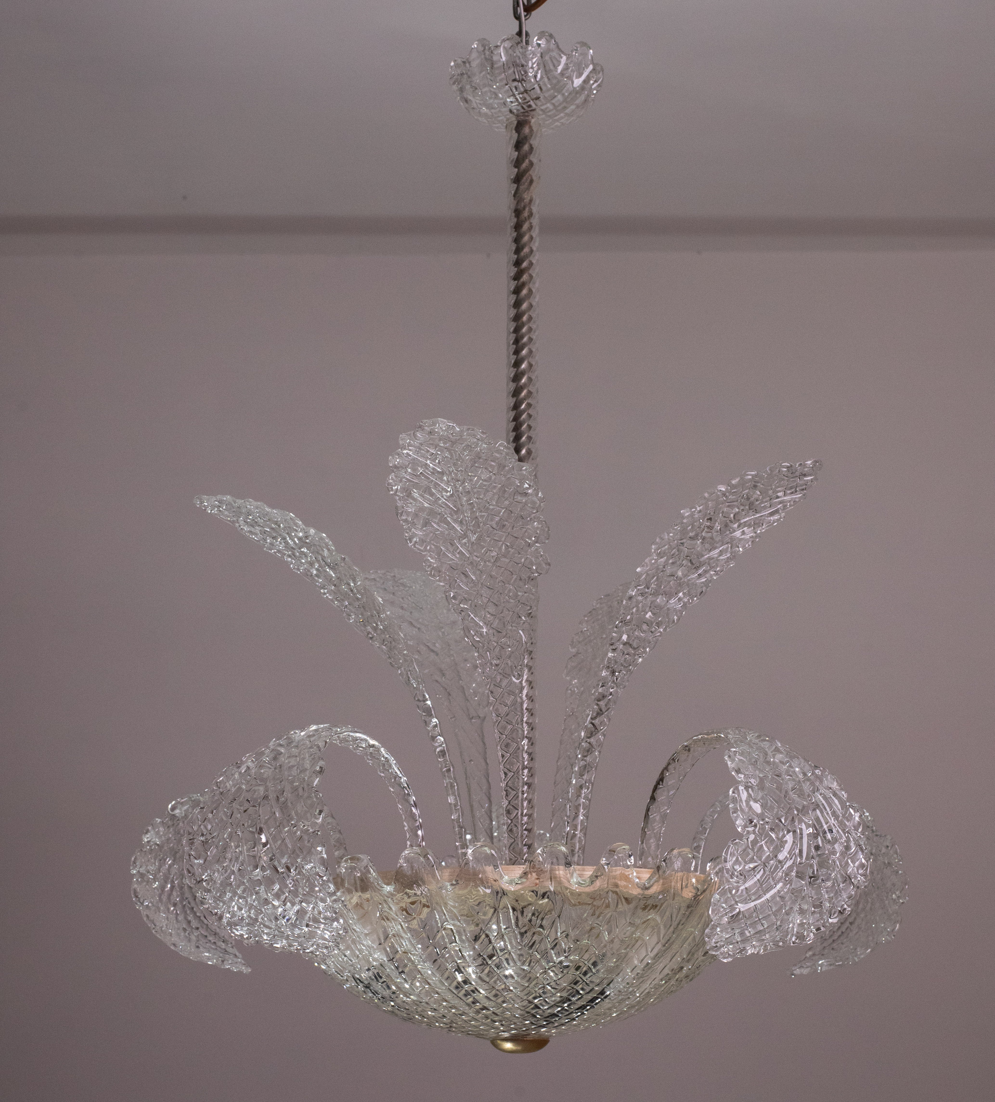 Delightful Murano chandelier with high leaves and low leaves.
A touch of class for any room.
3 light points, possibility of wiring for Usa system