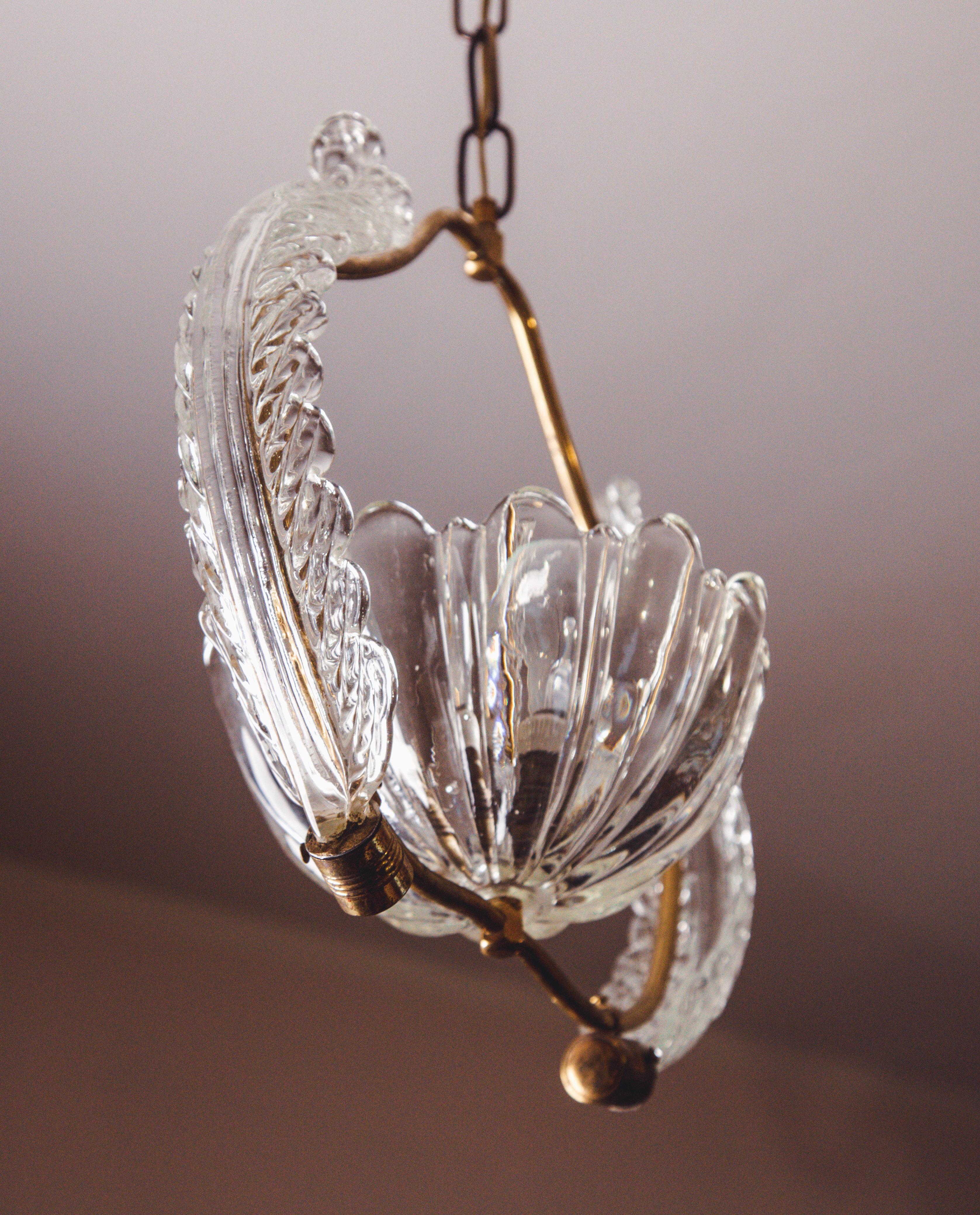 Stunning Art Deco style pendant made by the Barovier & Toso glassworks during the 1940-1950s.
The chandelier is 90 cm high with the chain, 35 cm without chain, 40 cm wide.
It mounts an E27 light. The chandelier consists of 3 glass elements, the only