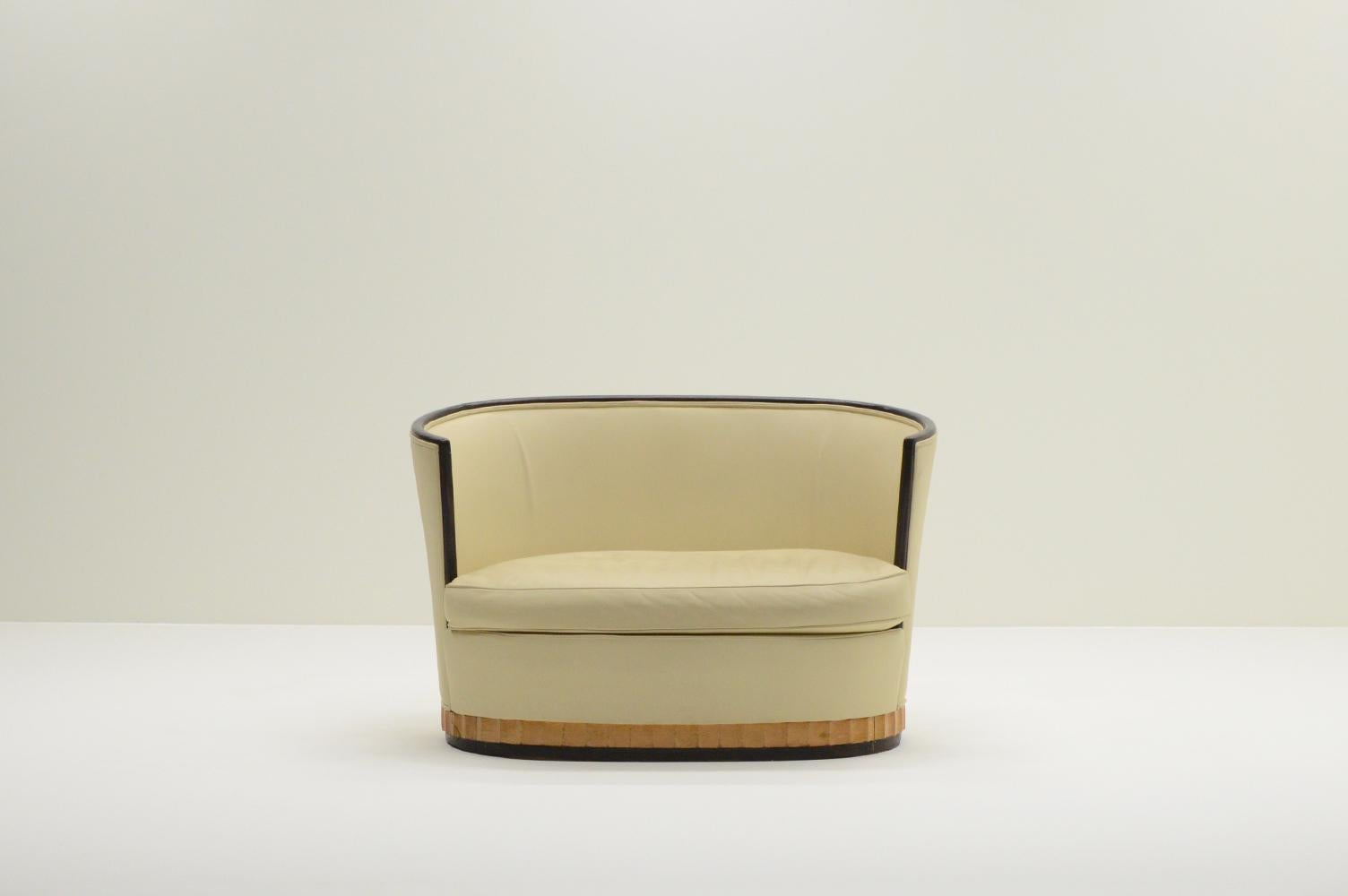 Leather Art Deco barrel chairs and sofa, France 1930s. For Sale