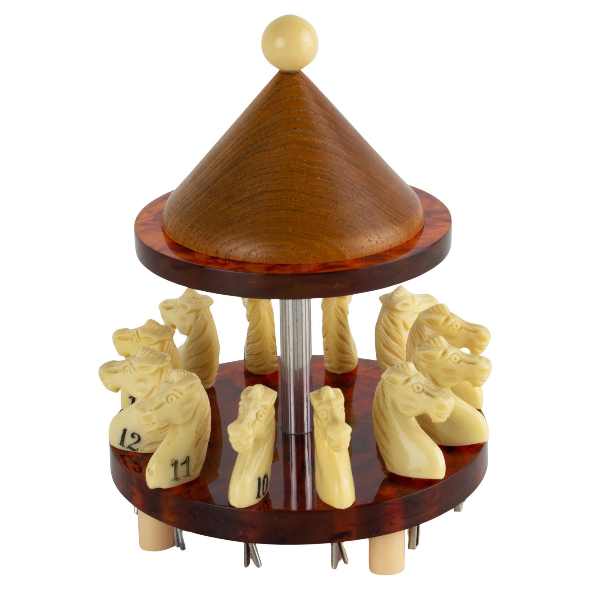 Art Deco Barware Glasmarker Pferdekarussell aus Bakelit und Holz, um 1940 im Angebot
