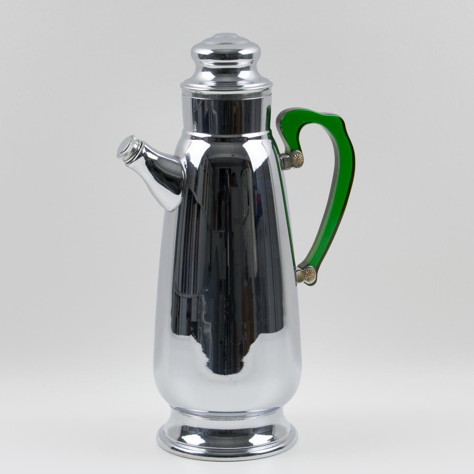 Lovely Art Deco polished chrome stainless cocktail or Martini Shaker with green Bakelite handle. Streamline Machine Age design with rare transparent green Bakelite handle (Prystal quality). The Bakelite handle on the Shaker remains sturdy with no