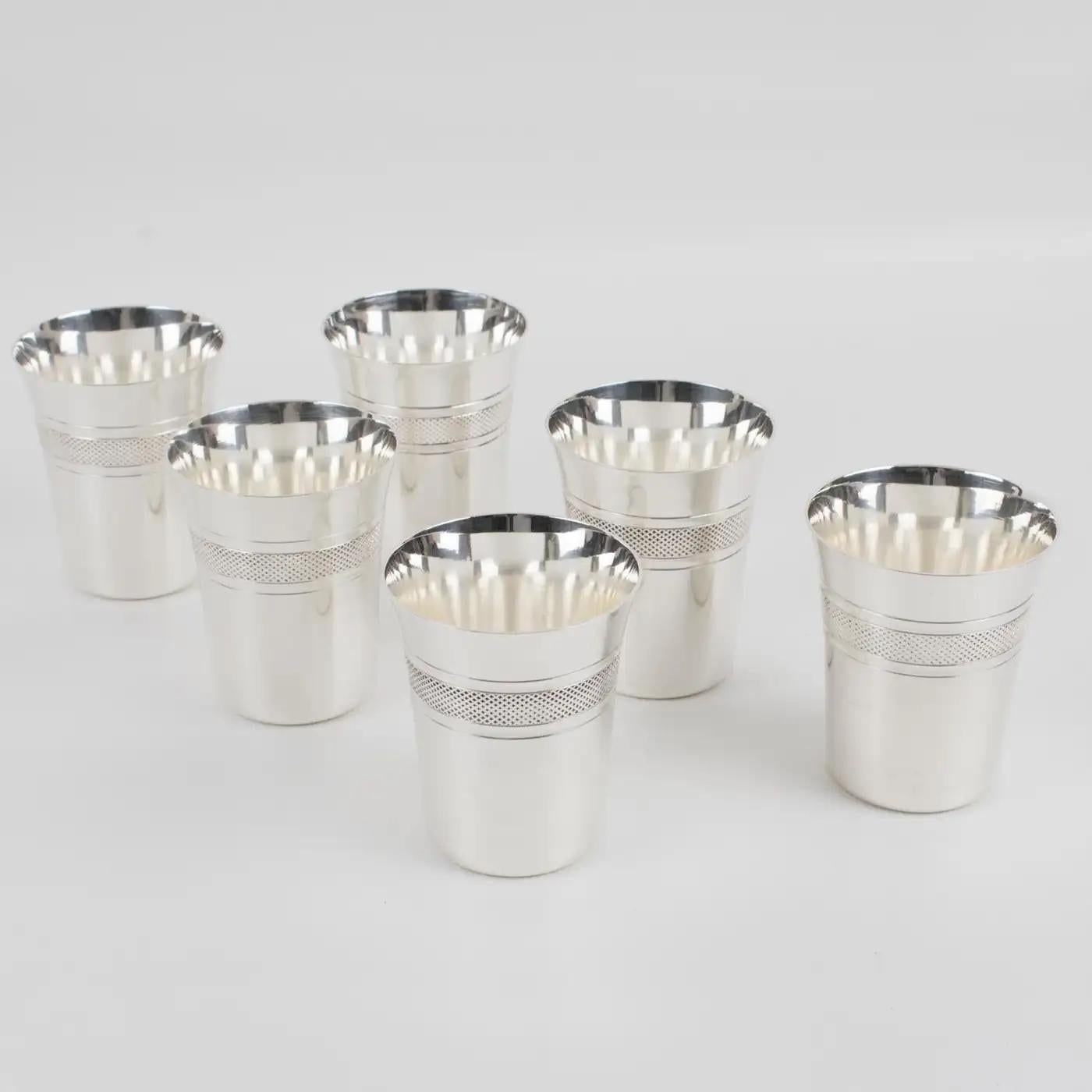 Shaker à cocktail et six verres en métal argenté Art Déco, France, années 1940 4
