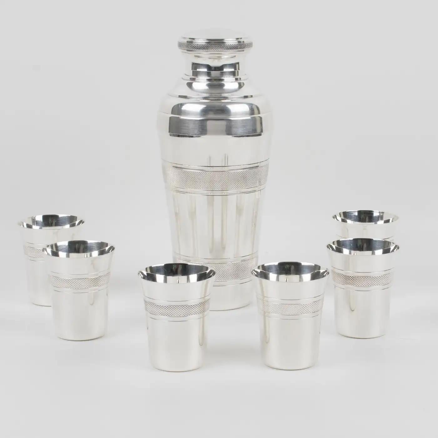 Silversmith Societe Generale de Coutellerie et Orfevrerie (successor of Francois Frionnet), Paris, designed this elegant Art Deco silver plate barware serving set in the 1940s. The three-sectioned designed cylindrical cocktail or Martini shaker has
