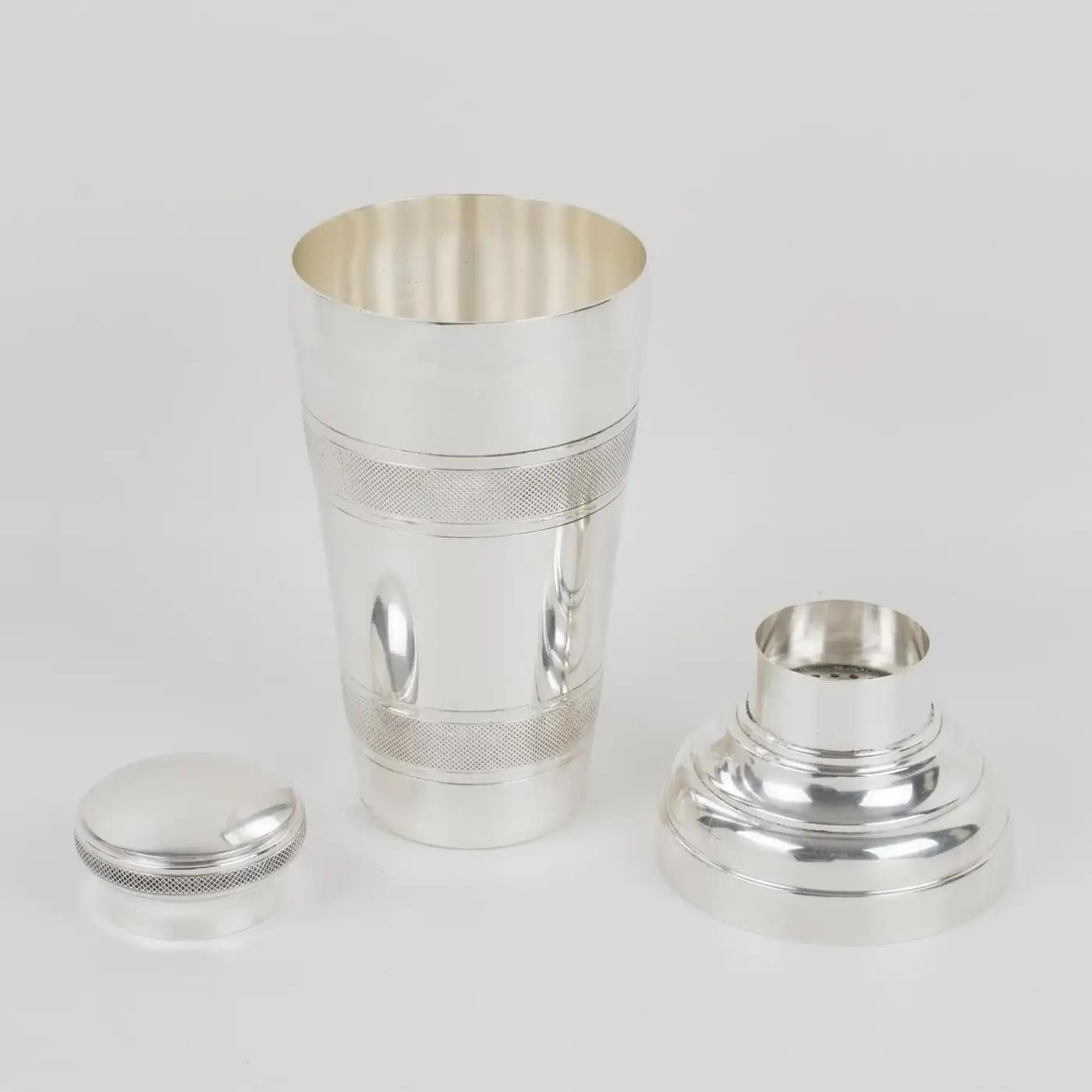 Français Shaker à cocktail et six verres en métal argenté Art Déco, France, années 1940