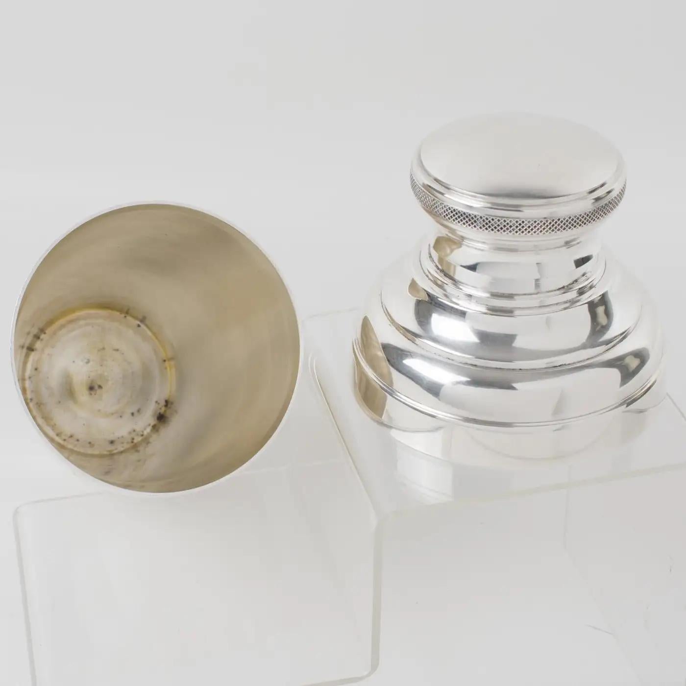 Milieu du XXe siècle Shaker à cocktail et six verres en métal argenté Art Déco, France, années 1940