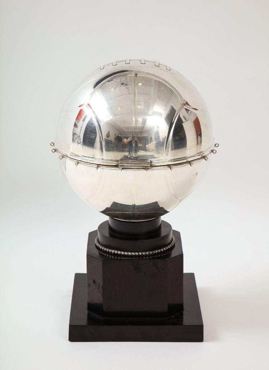Milieu du XXe siècle Boîte à couvercle avec boule de panier Art Déco sur pied en vente