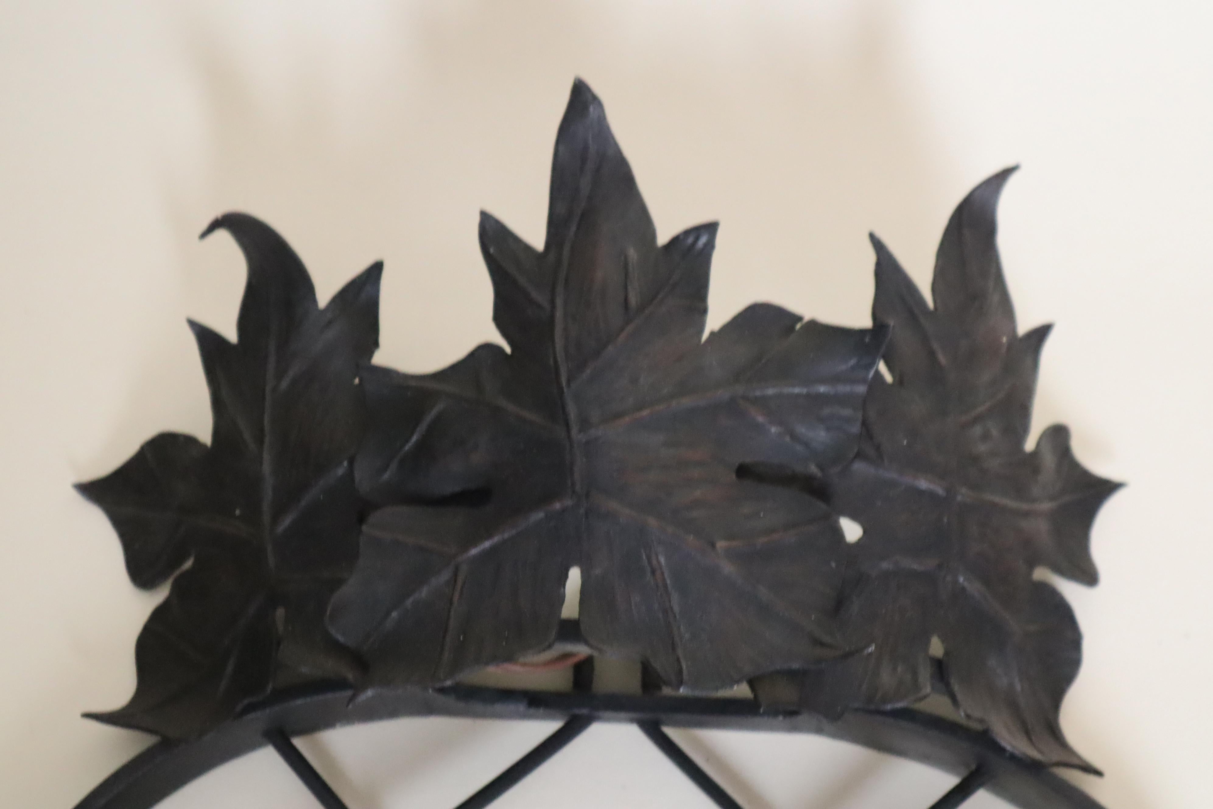 Art Deco chauve-souris et feuille d'érable Wall Light en bronze et fer en vente 3