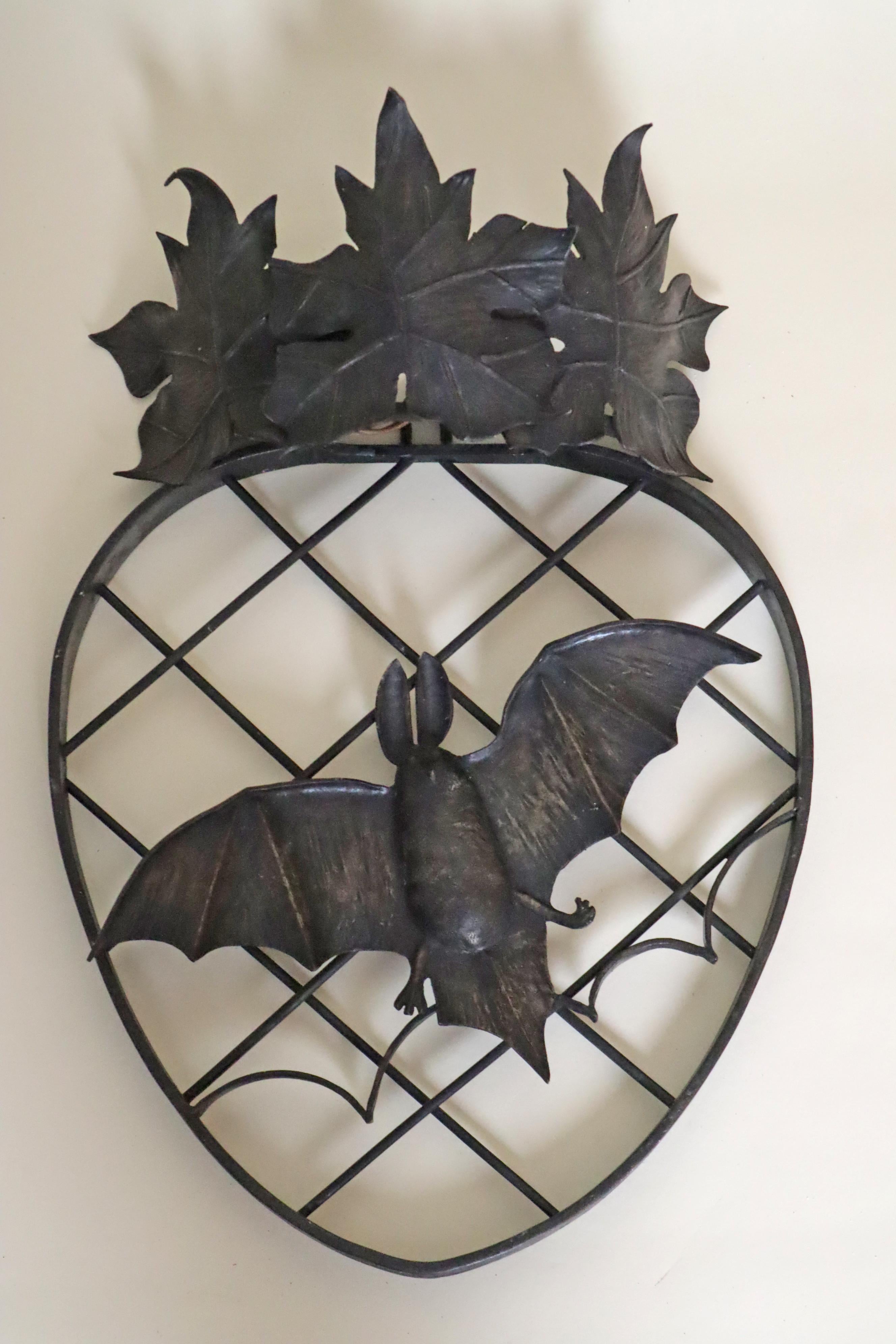 Art Deco chauve-souris et feuille d'érable Wall Light en bronze et fer en vente 4