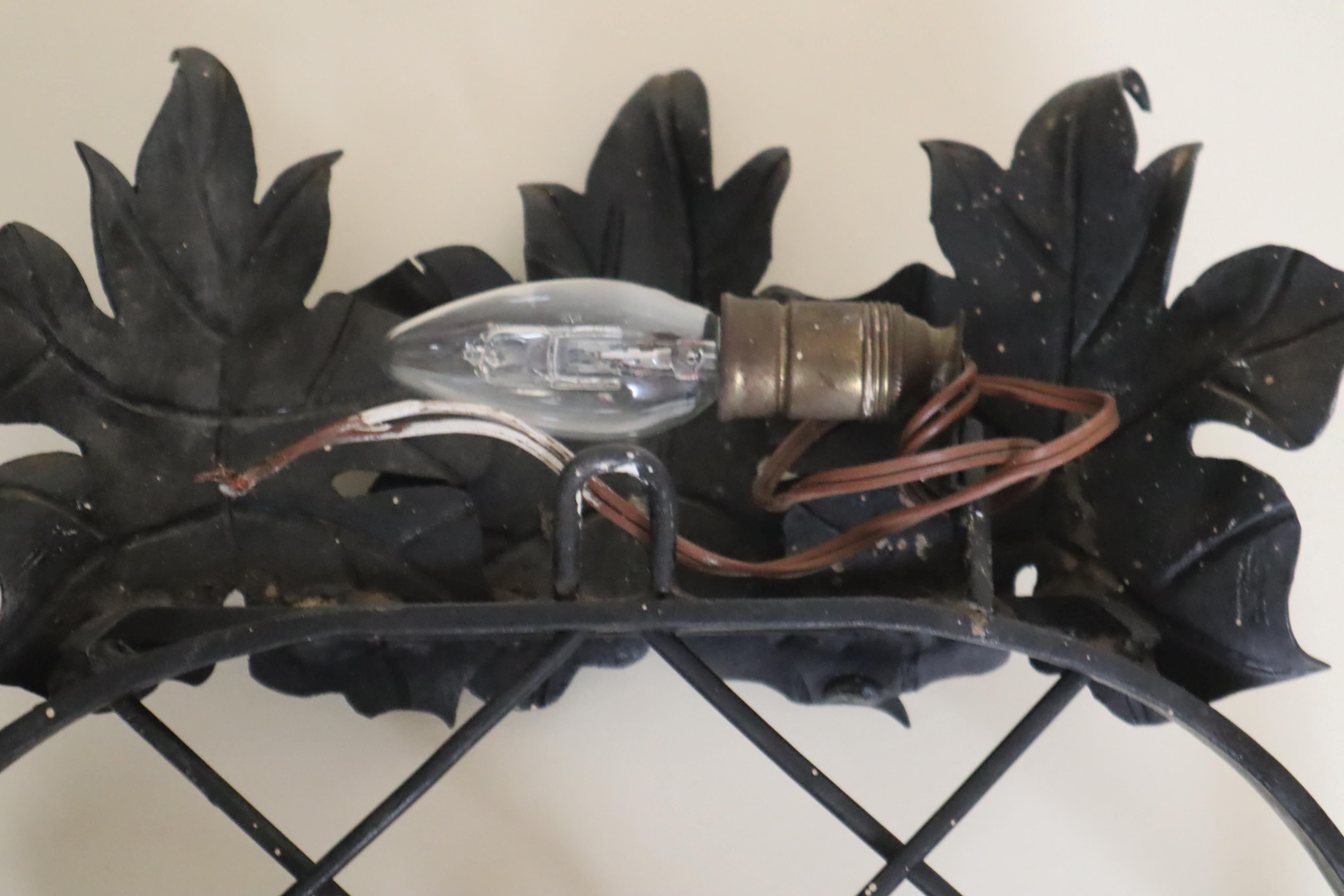 Art Deco chauve-souris et feuille d'érable Wall Light en bronze et fer en vente 5