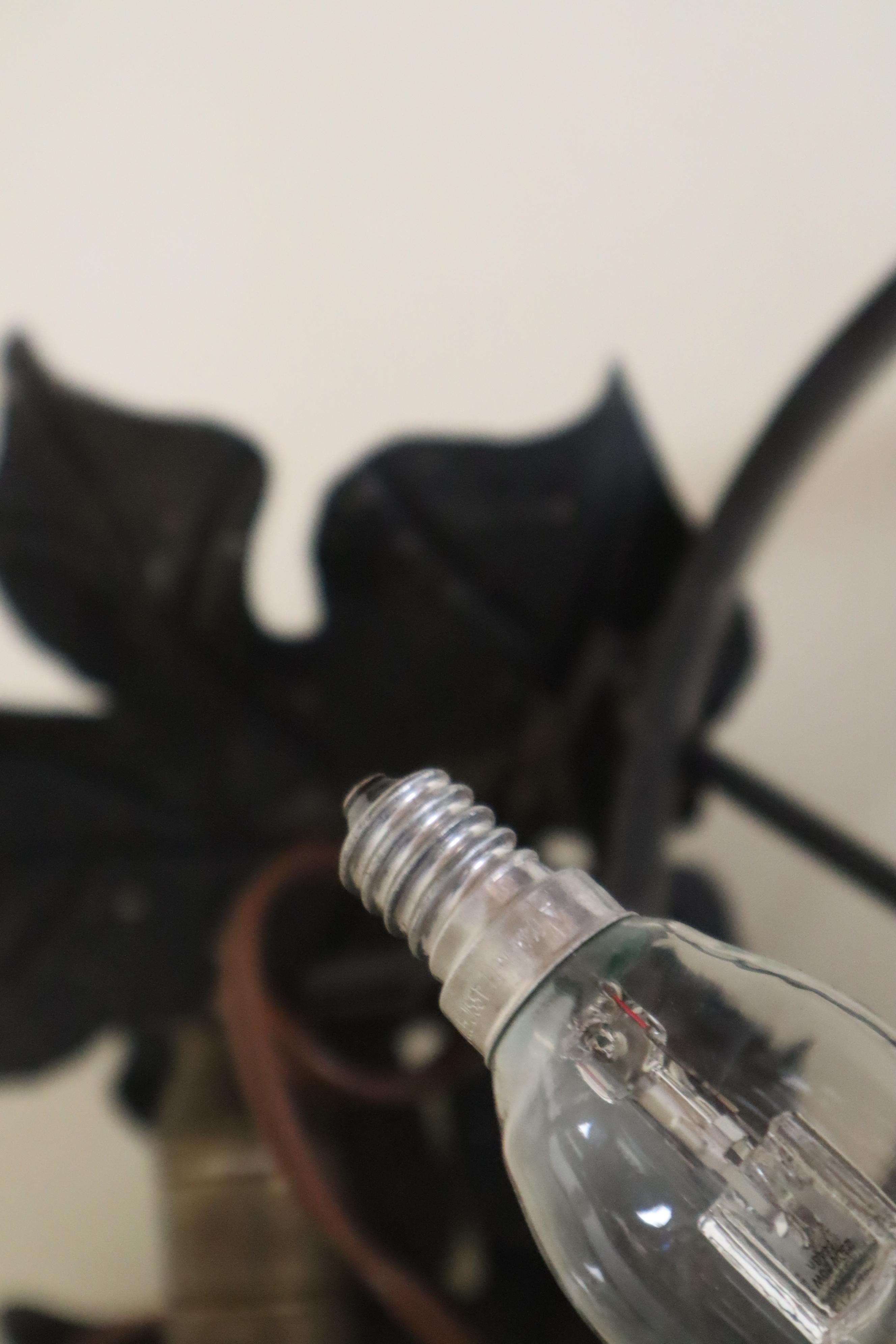 Art Deco chauve-souris et feuille d'érable Wall Light en bronze et fer en vente 7