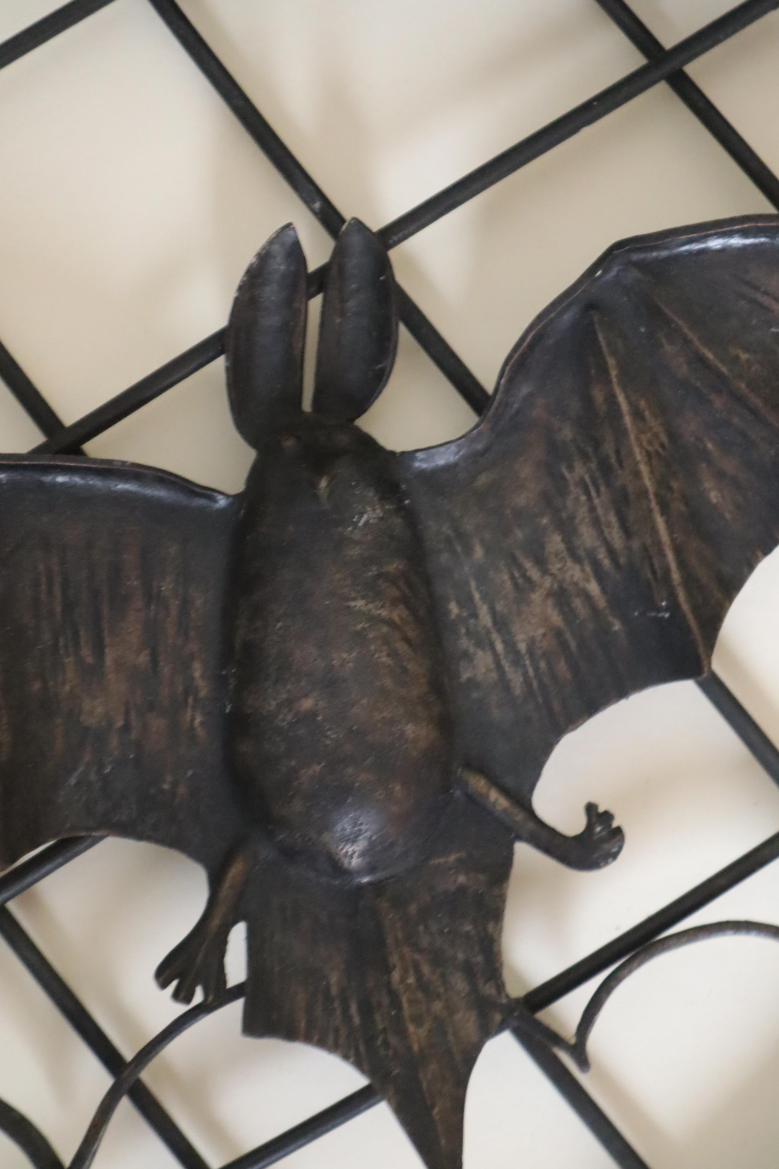 Cette applique unique et artistique est destinée à ceux qui apprécient l'extraordinaire, qui aiment le design et l'individualité. La chauve-souris est fabriquée à la main avec amour et coulée en bronze, et ses mouvements sont naturalistes. Les