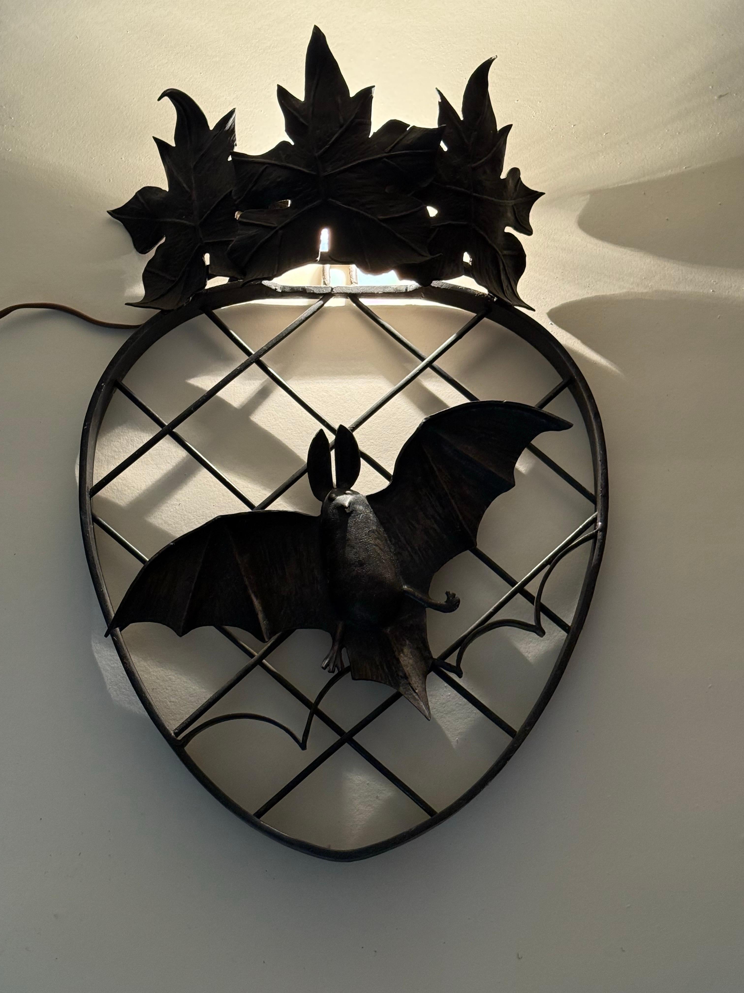 Allemand Art Deco chauve-souris et feuille d'érable Wall Light en bronze et fer en vente