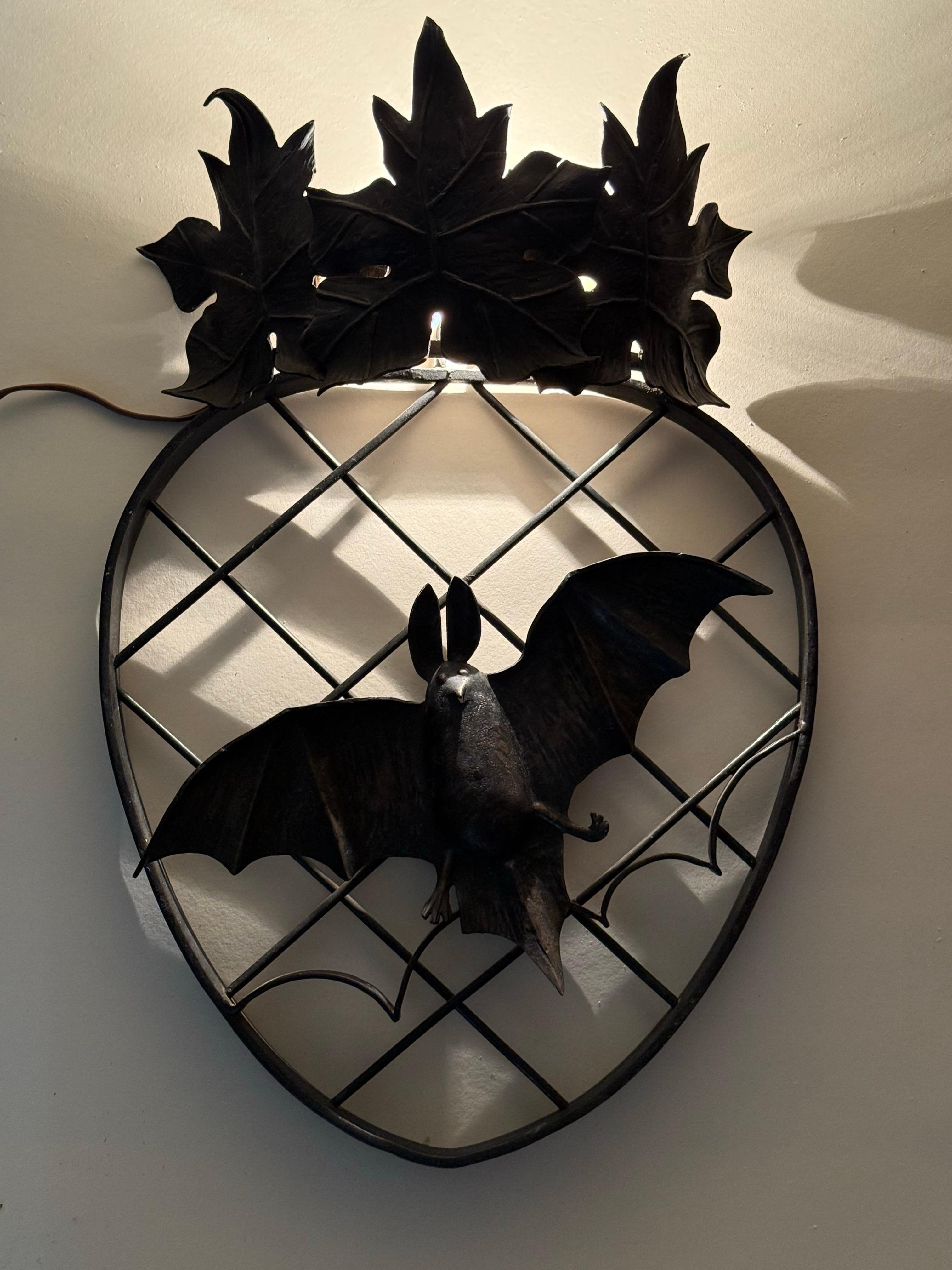 Moulage Art Deco chauve-souris et feuille d'érable Wall Light en bronze et fer en vente